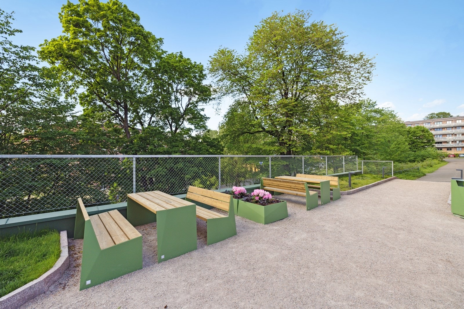 Mellom blokkene har borettslaget nettopp oppgradert med sittegrupper for hyggelige sammenkomster Galleribilde