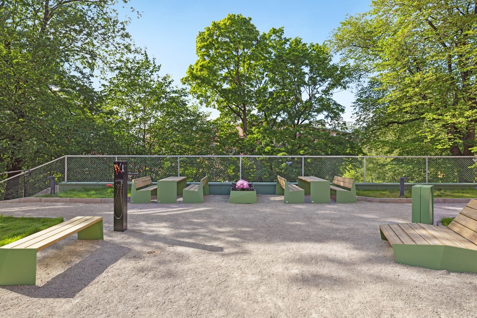 I tillegg er det utstyrt med et stativ med utstyr for å reparere sykler Galleribilde