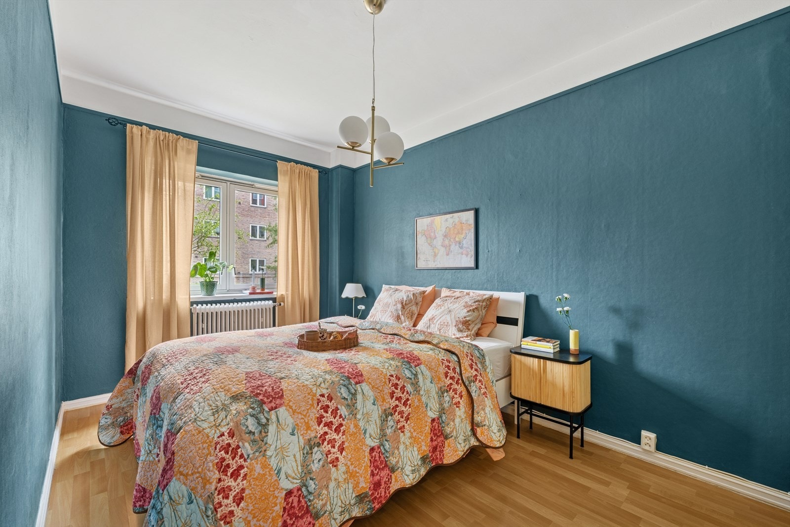 Hovedsoverommet er av god størrelse og har god plass til stor seng og nattbord på begge sider Galleribilde