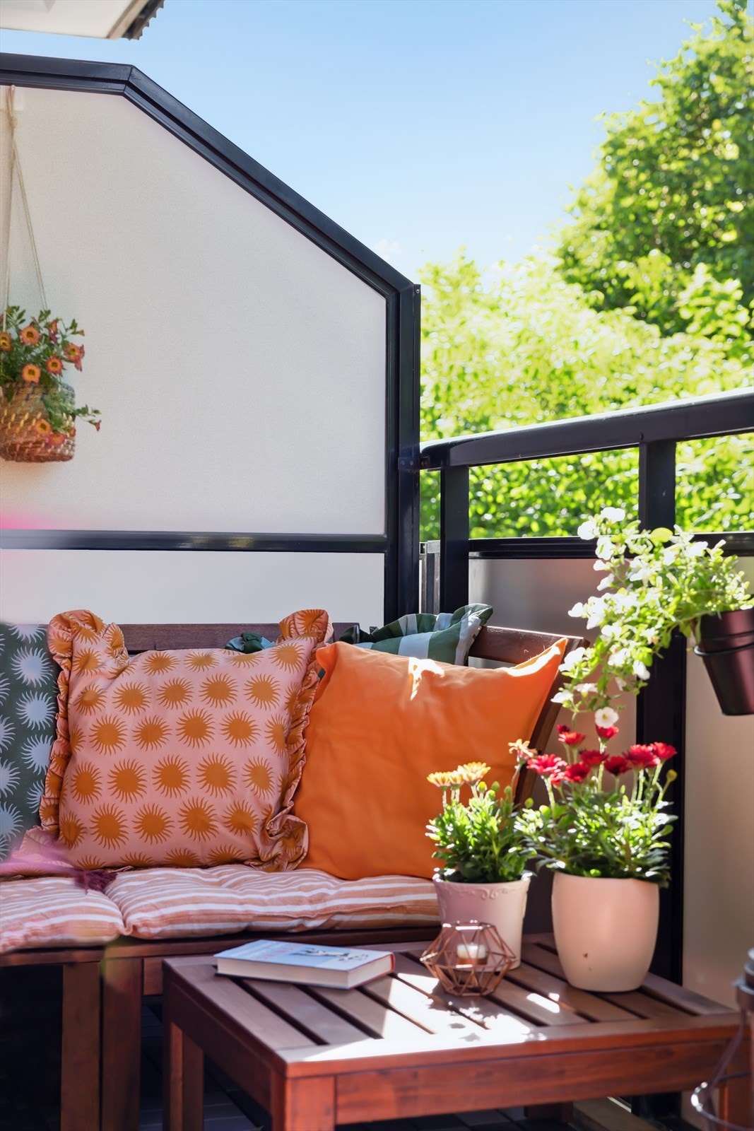 Balkongen på hele 10m2 gir god plass til å invitere familie og venner til lystige lag Galleribilde