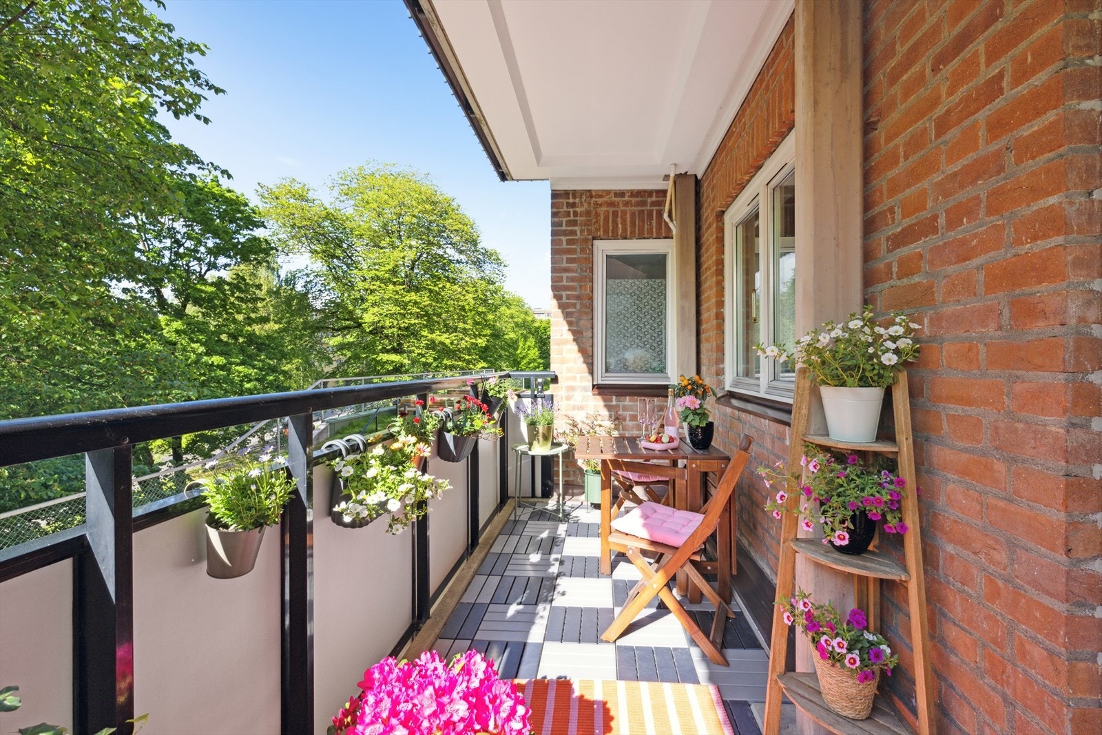 Leilighetens store balkong gir plass til både sittegruppe og grill Galleribilde