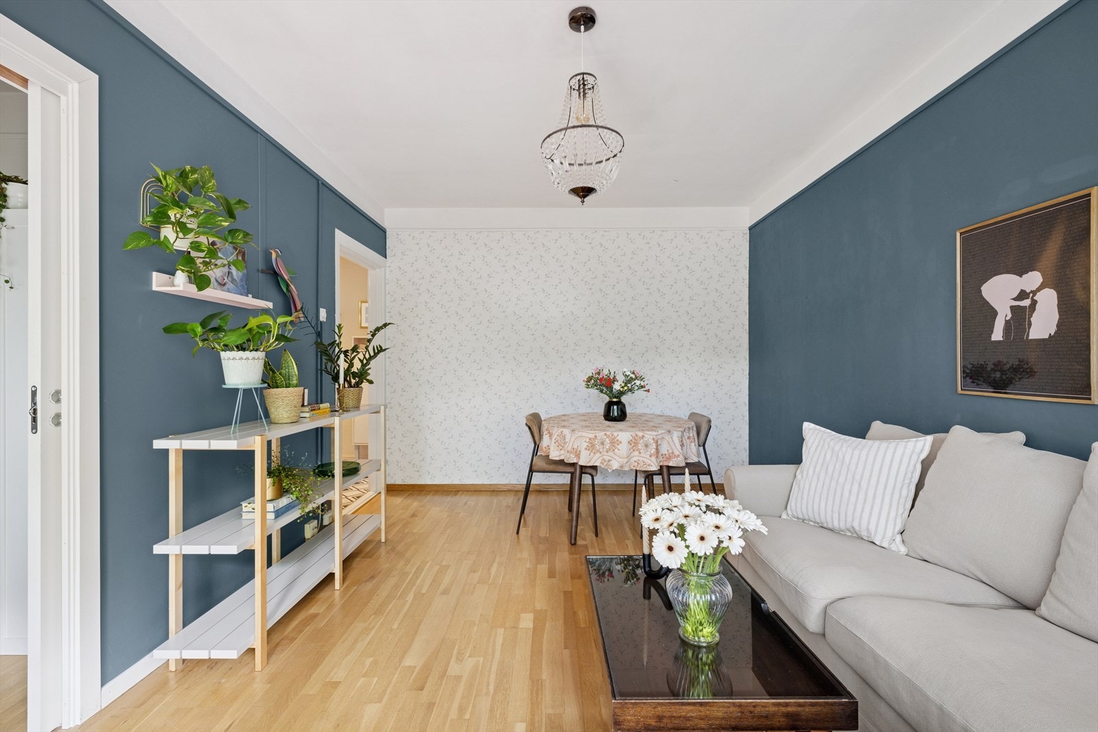 Her er det enkelt å møblere med sofagruppe og spisestuebord Galleribilde