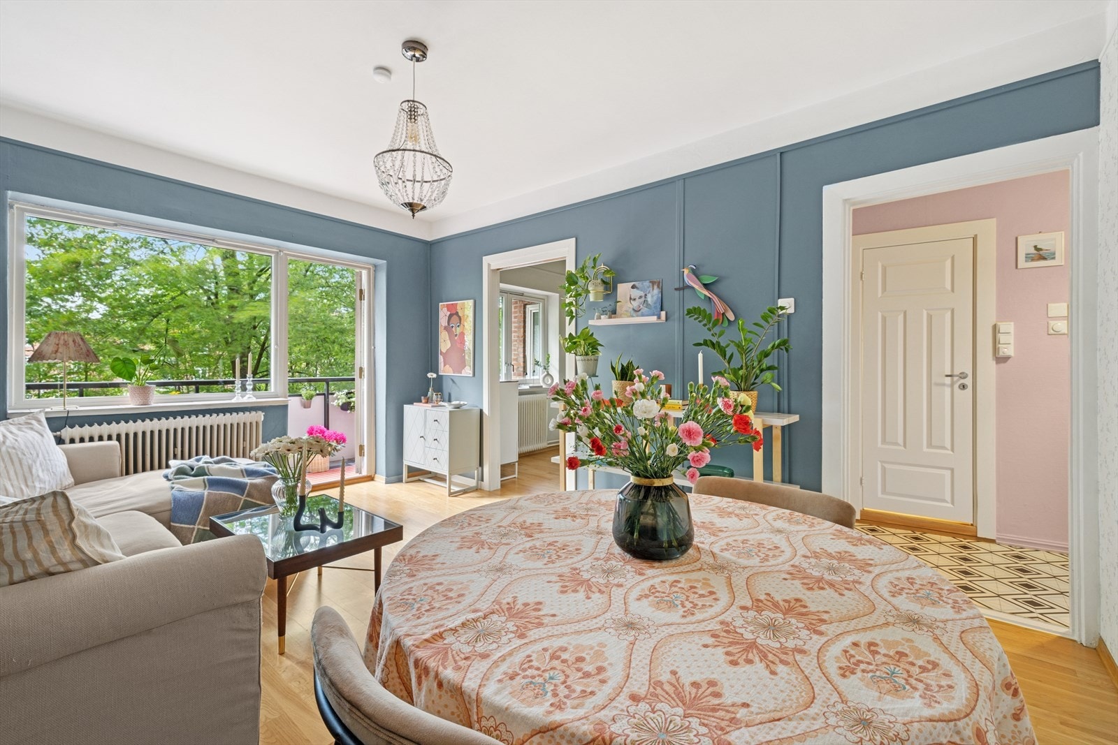 Leiligheten er lys og luftig takket være stuens store vindusflater Galleribilde