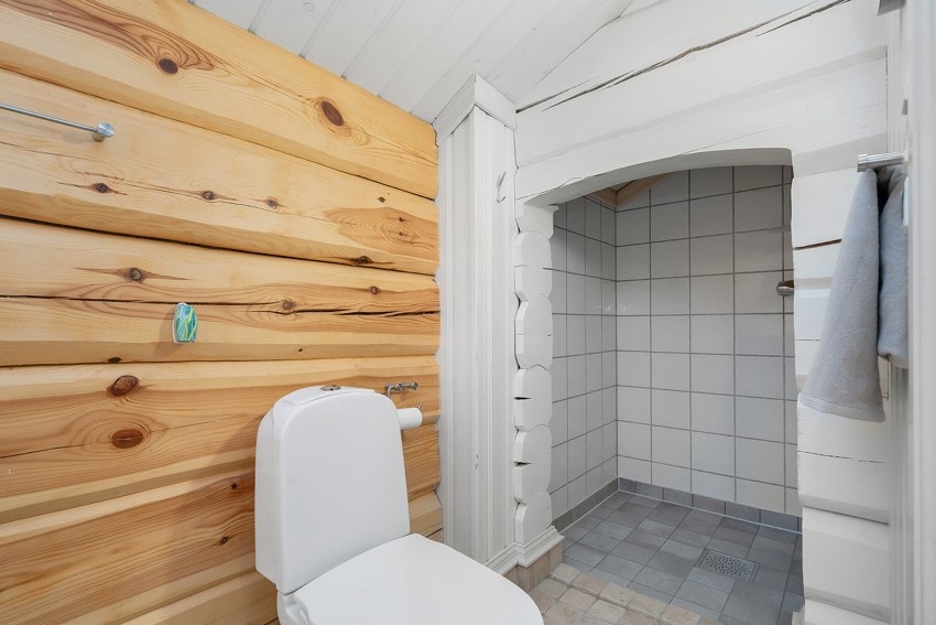 Badet i andre etasje har dusjnisje Galleribilde