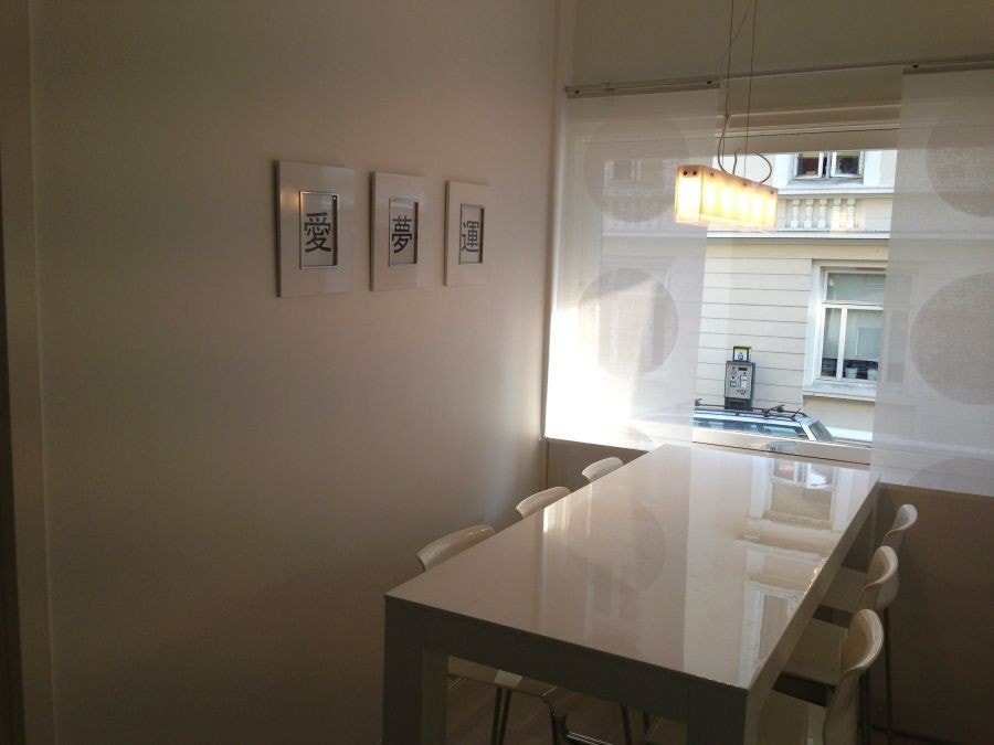 Spisebord og stoler i høyglans hvit Galleribilde