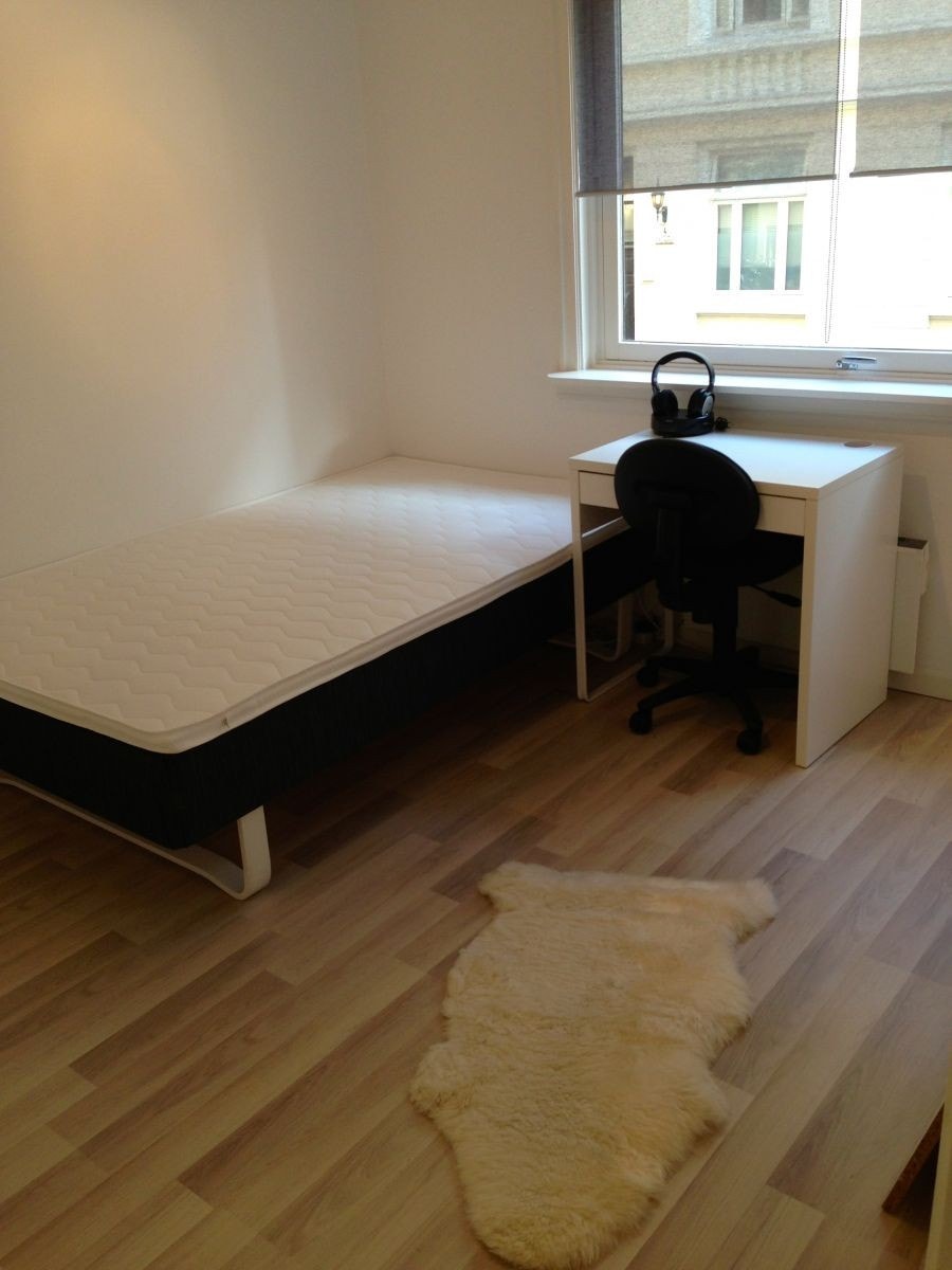 Soverom med seng, garderobeskap og arbeidspult Galleribilde