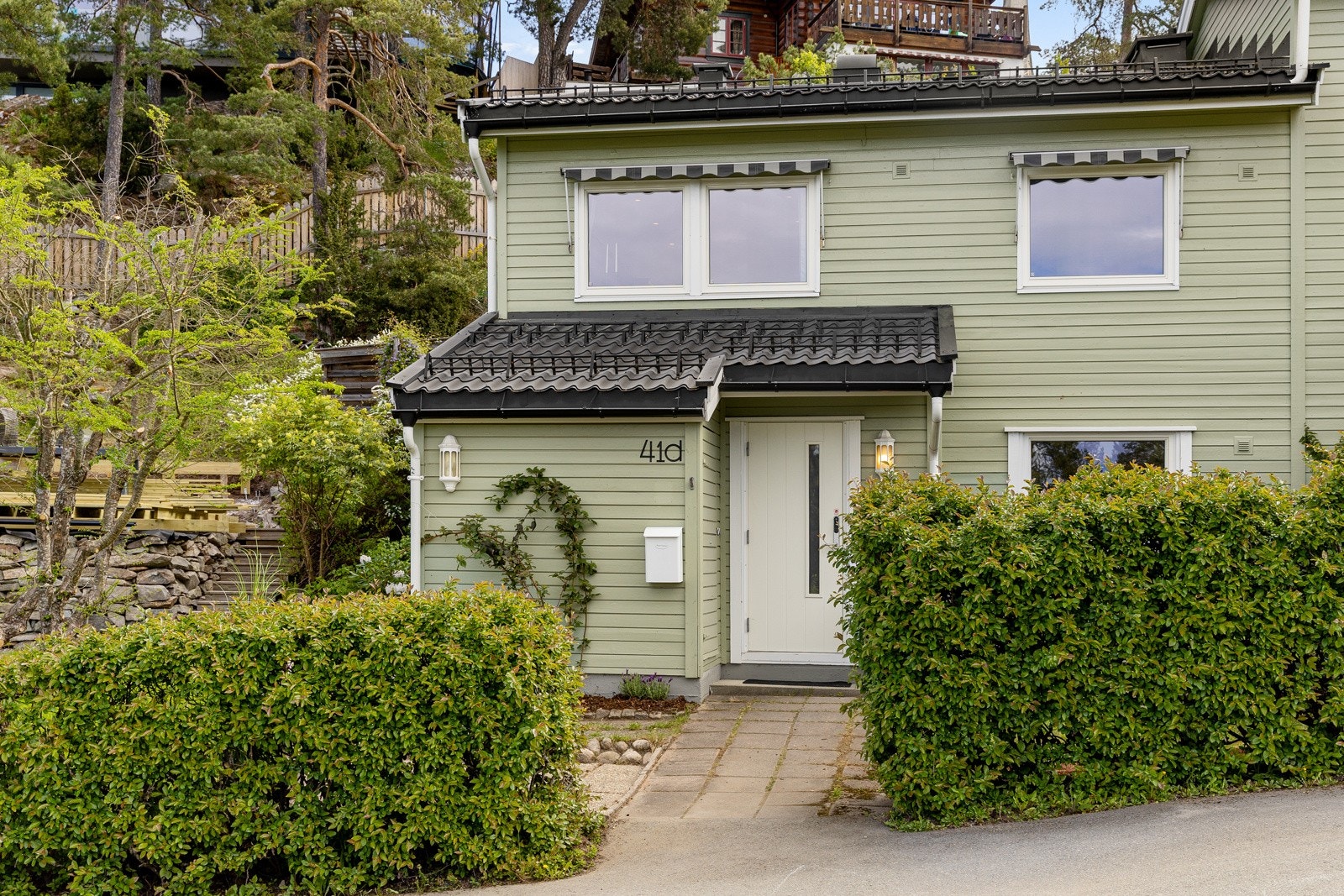 Flott rekkehus med fjordutsikt, 4 soverom og 2 bad i attraktive Sloreåsen. Solrike uteplasser Galleribilde
