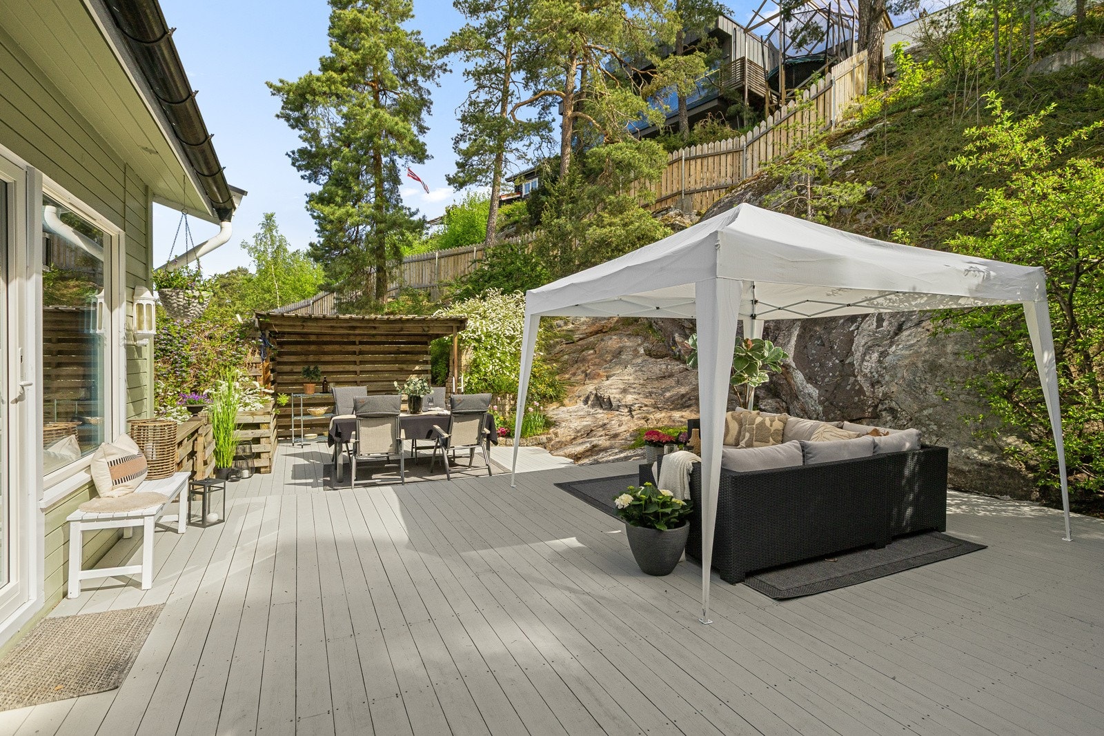 Romslig platting med plass til utemøbler, grill og sosial sone ? en naturlig forlengelse av stua på varme dager Galleribilde