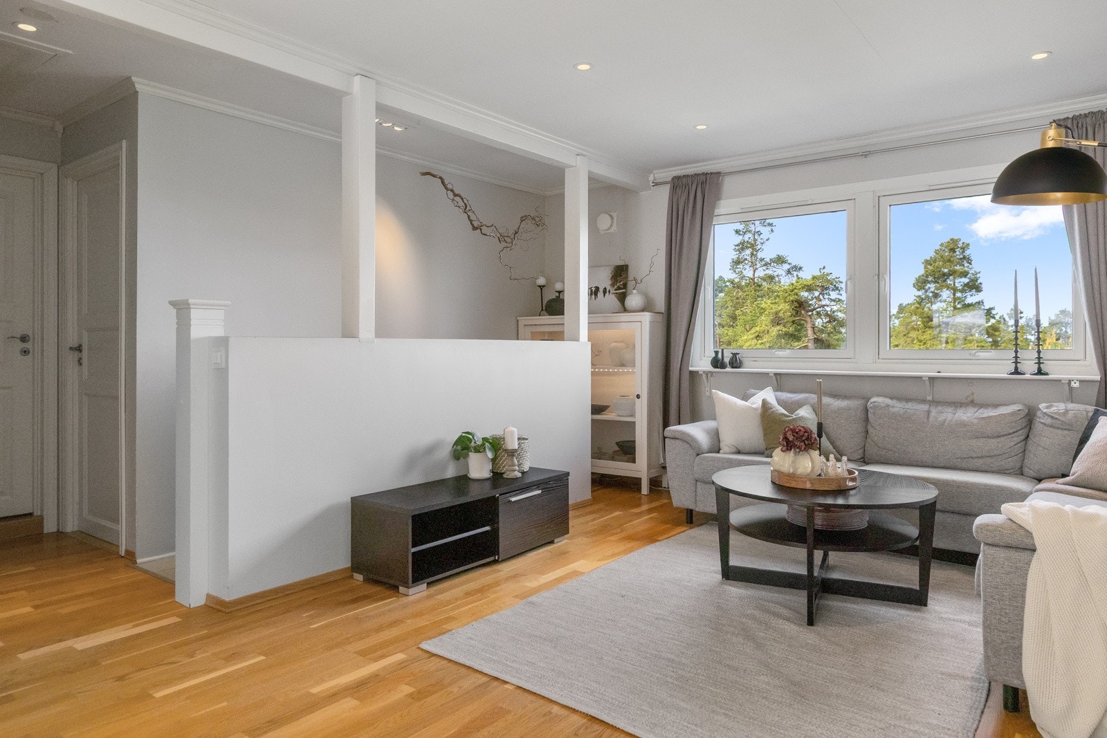 God lagringsplass på kaldloft. Luke fra taket i stuen Galleribilde