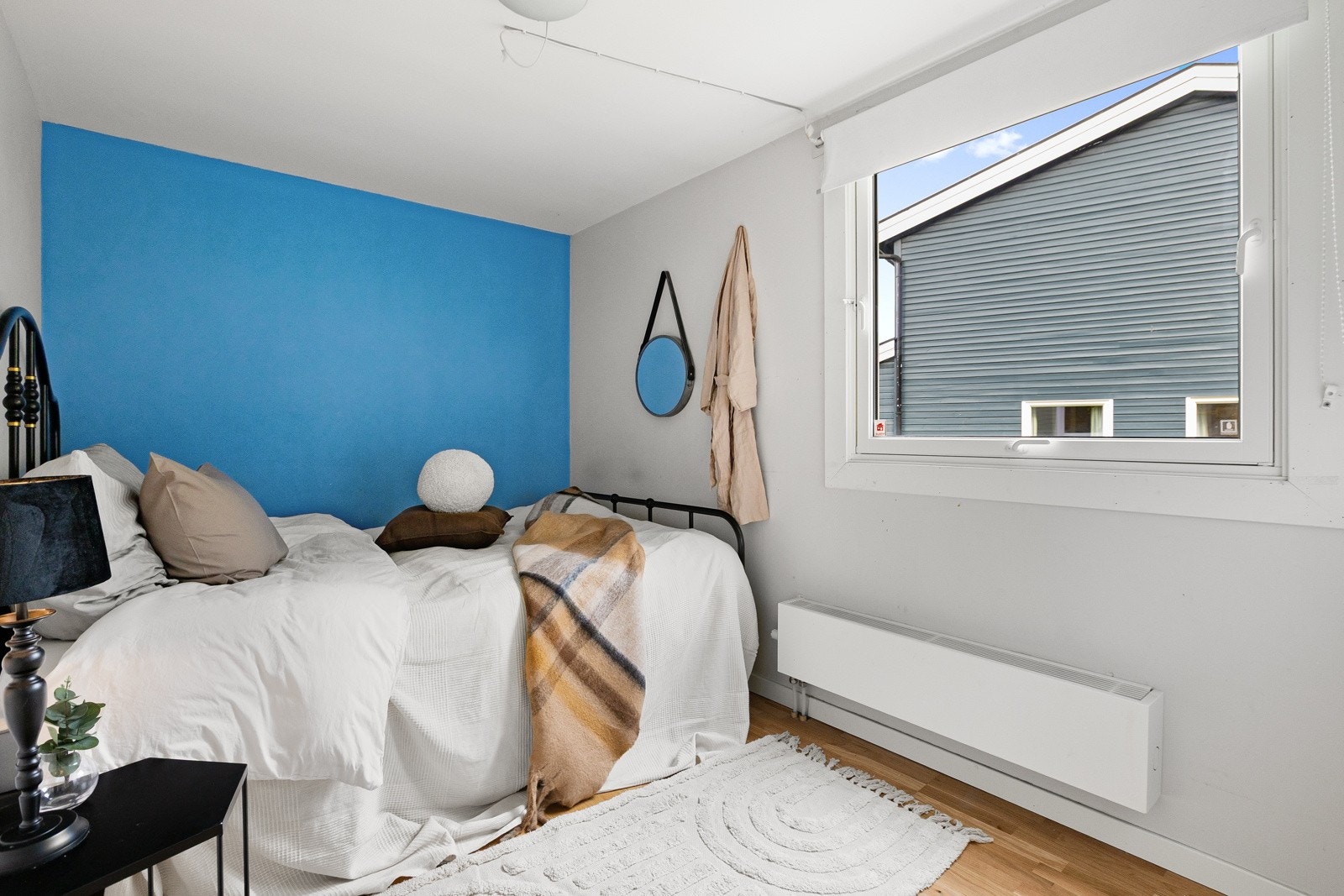 Ett av fire gode soverom med plass til dobbelseng og garderobe Galleribilde