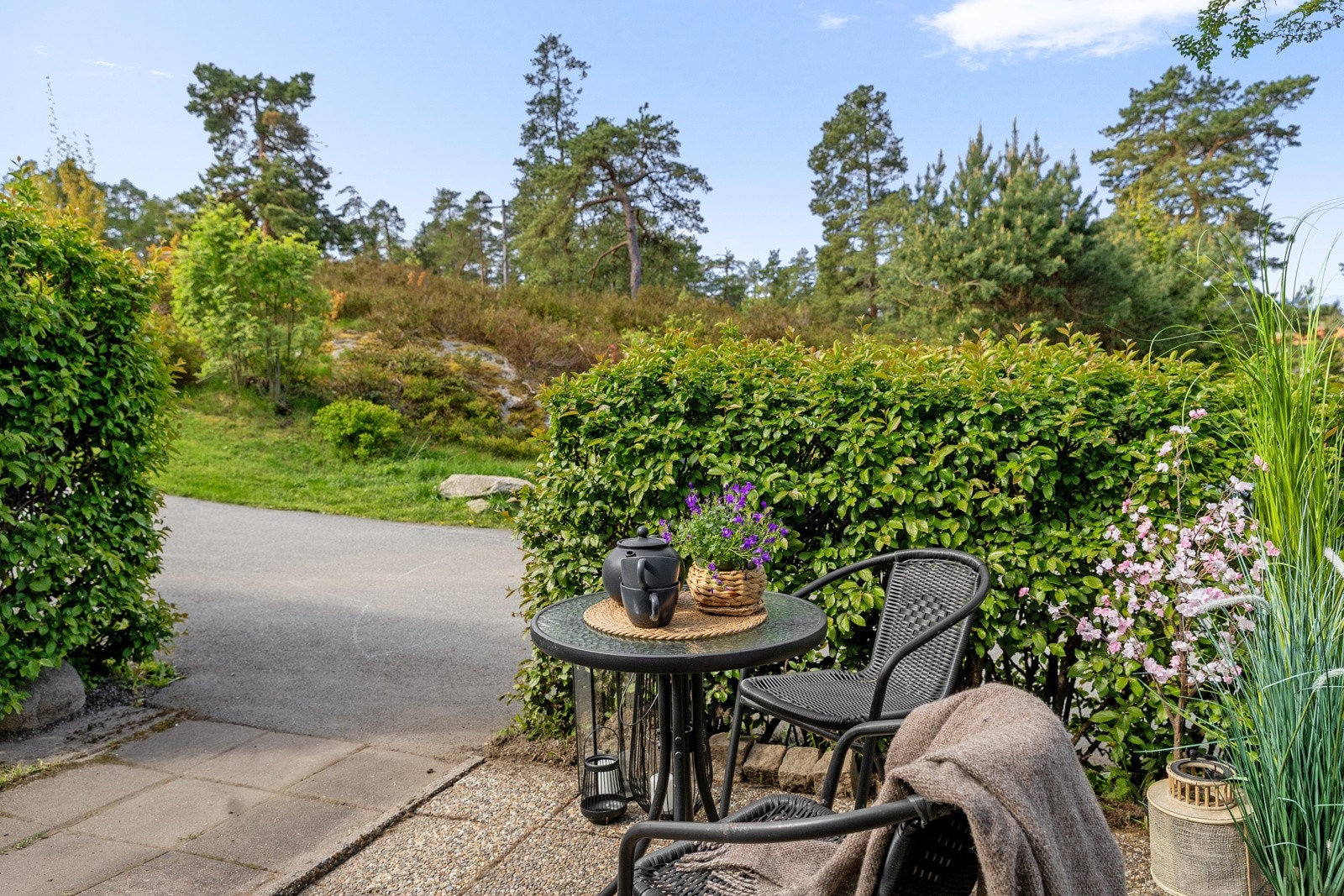Tomten er innrammet med hekk og ligger skjermet til Galleribilde