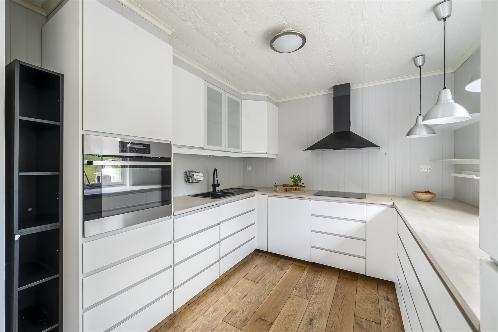 Moderne og stilrent kjøkken med god skapplass og integrerte hvitevarer. Galleribilde