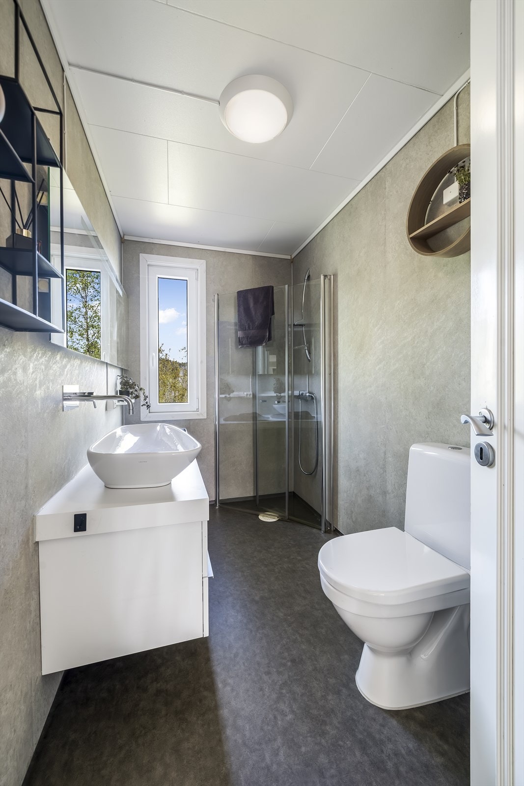 Lyst bad med dusjhjørne og stilrent design. Galleribilde