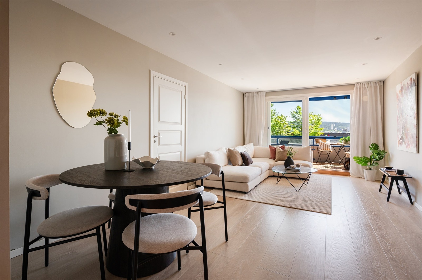 En meget lekker og lys 3-roms med attraktiv beliggenhet på Veitvet. Dette er et svært ettertraktet nabolag, perfekt for deg som ønsker nærhet til det meste. Galleribilde