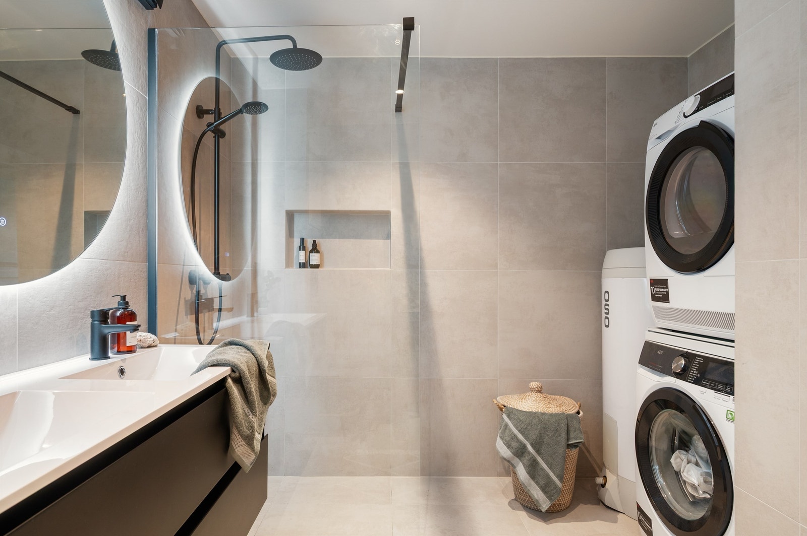 På badet er det opplegg for vaskemaskin og tørketrommel. Galleribilde