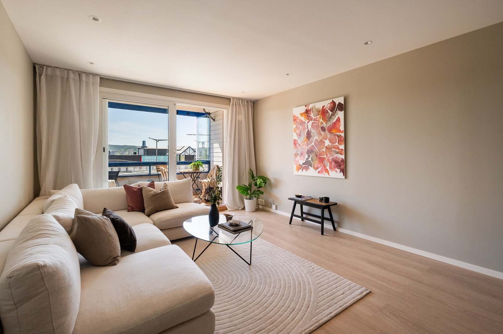 Overflatene er holdt i behagelige og tidsriktige nyanser. Galleribilde