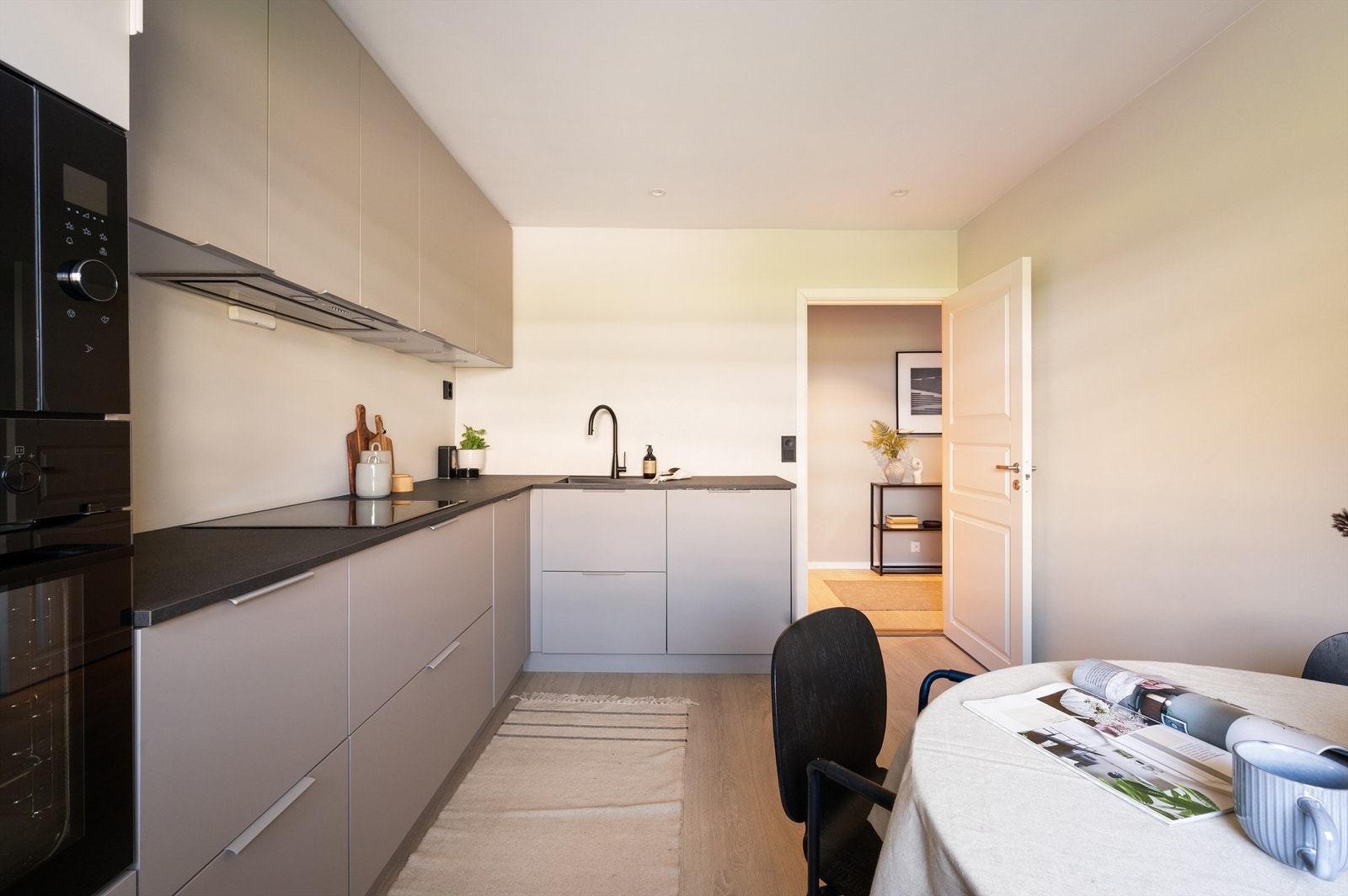 Det er rikelig med oppbevaringsplass i både skuffer og skap. Den gode benkeplassen gjør det enkelt å diske opp lekre middager. Kjøkkenventilator med avtrekk ut. Waterguard og komfyrvakt er montert. Galleribilde