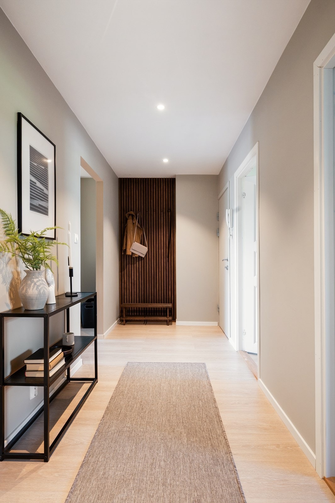 Velkommen inn i boligen! Entréen er innbydende med rikelig med oppbevaringsplass. Galleribilde