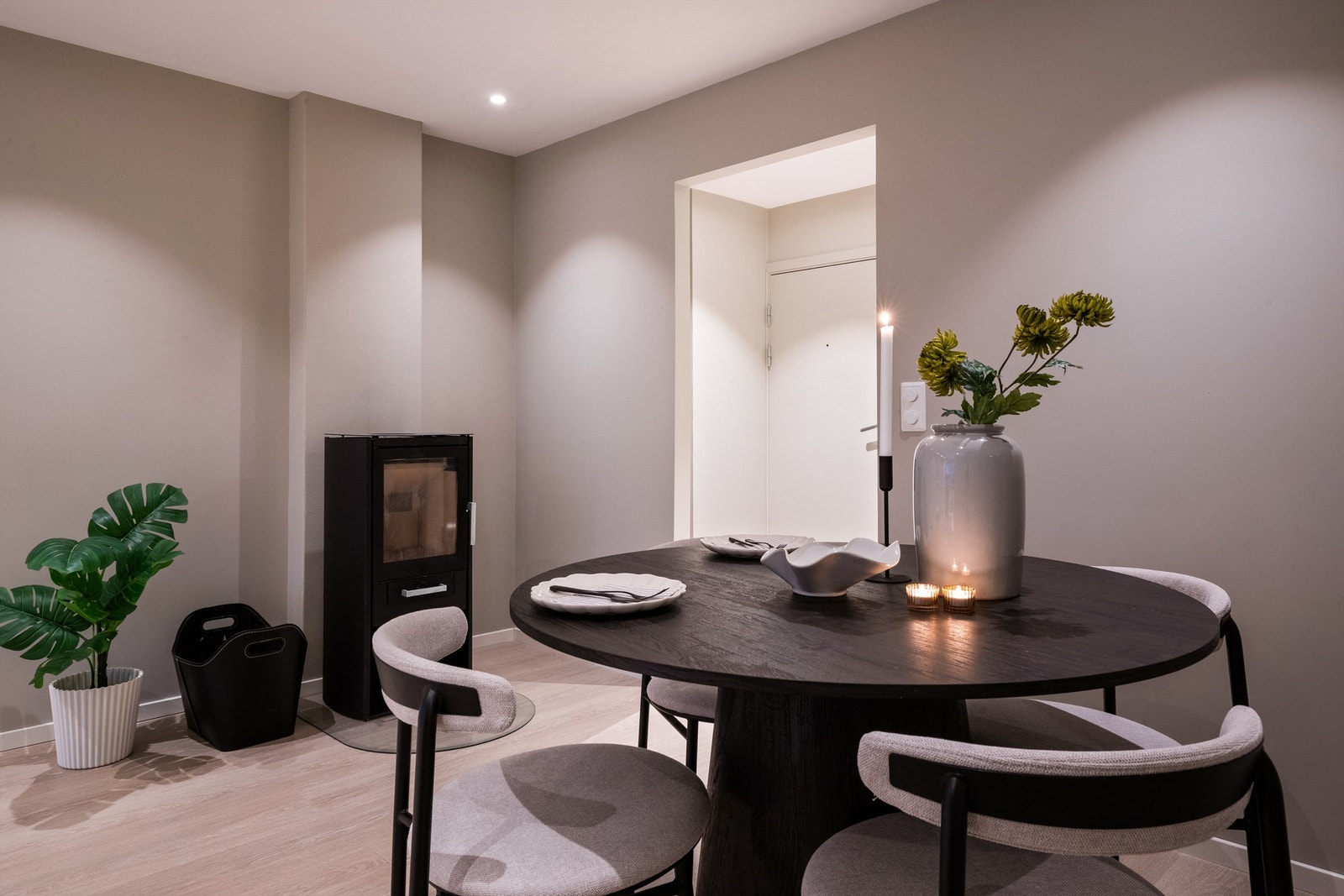 Denne boligen er perfekt for deg som ønsker å bo i en moderne og lekker 3-roms leilighet med nærhet til det aller meste av det du skulle trenge i hverdagen. Galleribilde