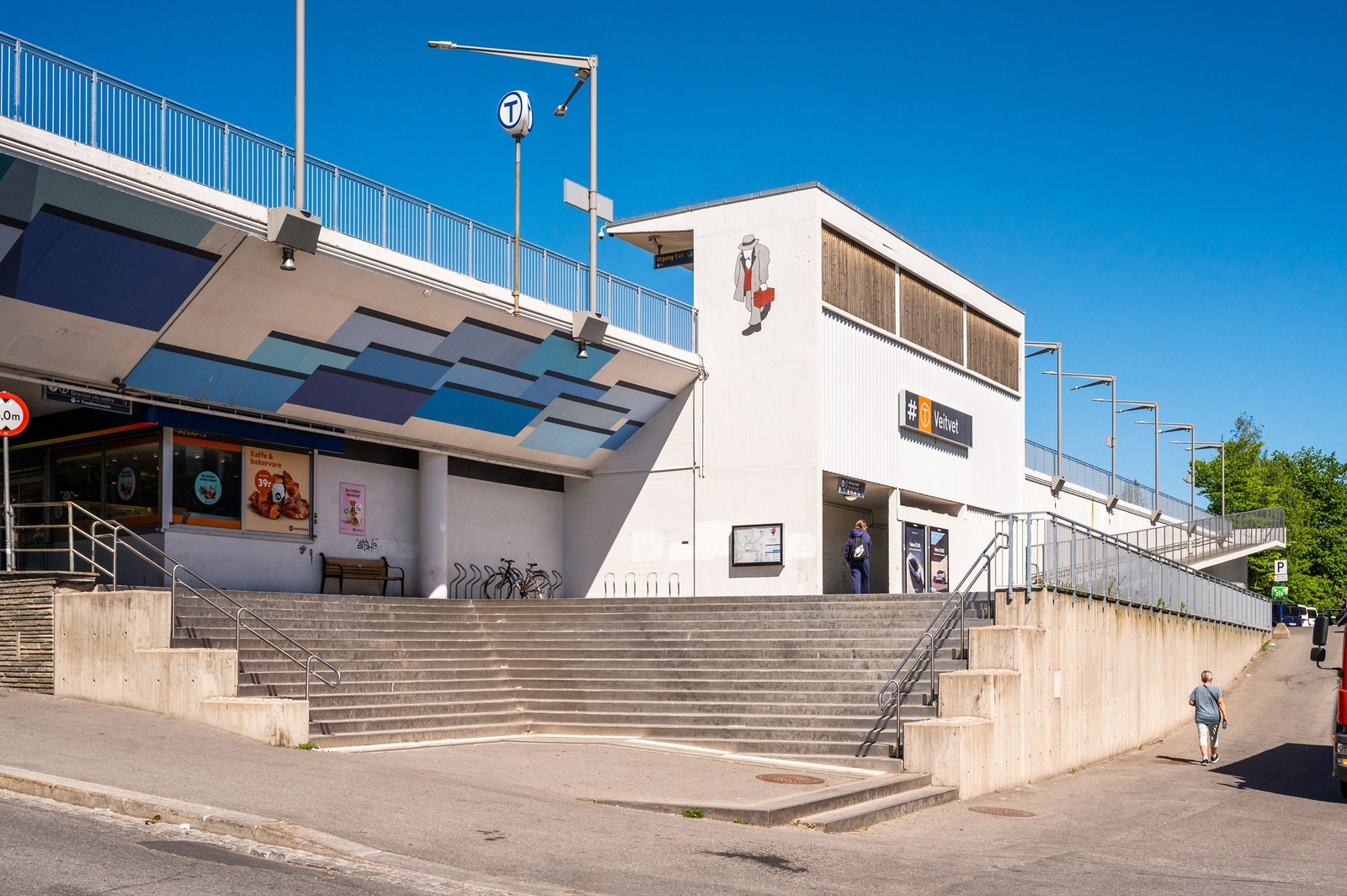 Veitvet t-banestopp ligger like ved boligen, hvor linje 4 og 5 har avgang. Galleribilde