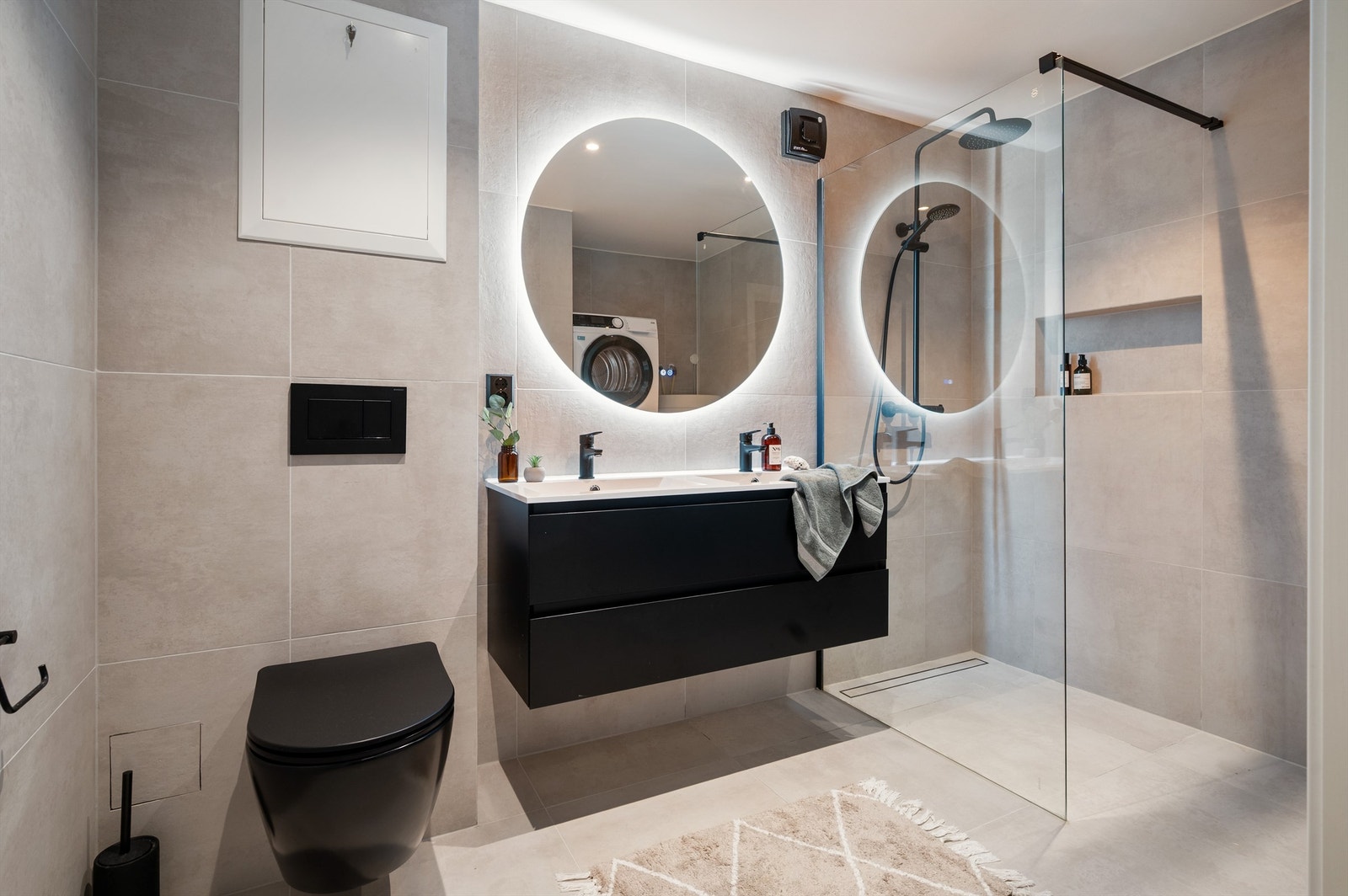 Ved totalrenovering av bad i 2023 ble det valgt utsøkte materialer og høy grad av finish. Overflatene er lyse og er stilfullt innredet med store, grå vegg- og gulvfliser. Skikkelig spafølelse! Galleribilde