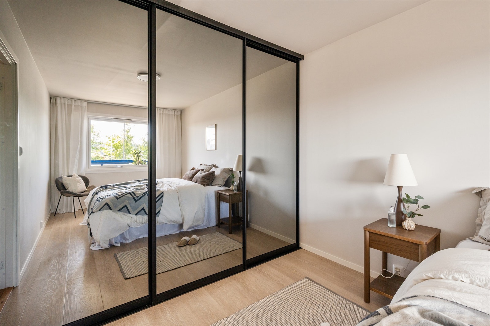 Det er også god oppbevaringsplass i et romslig garderobeskap. Galleribilde