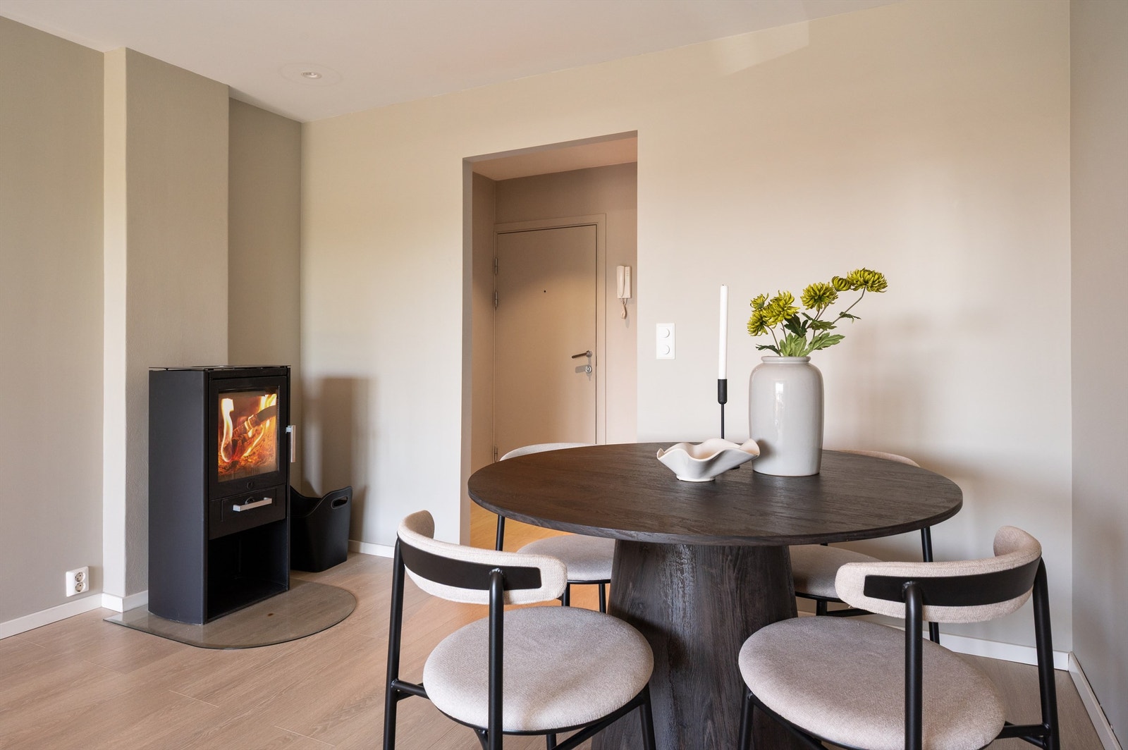 Stuen har også en herlig peisovn - perfekt for kalde vinterkvelder. Galleribilde