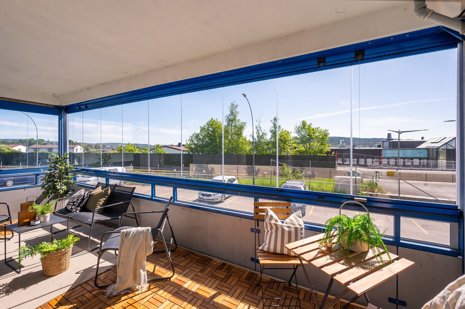 Om sommeren brukes balkongen som en del av stuen. Galleribilde