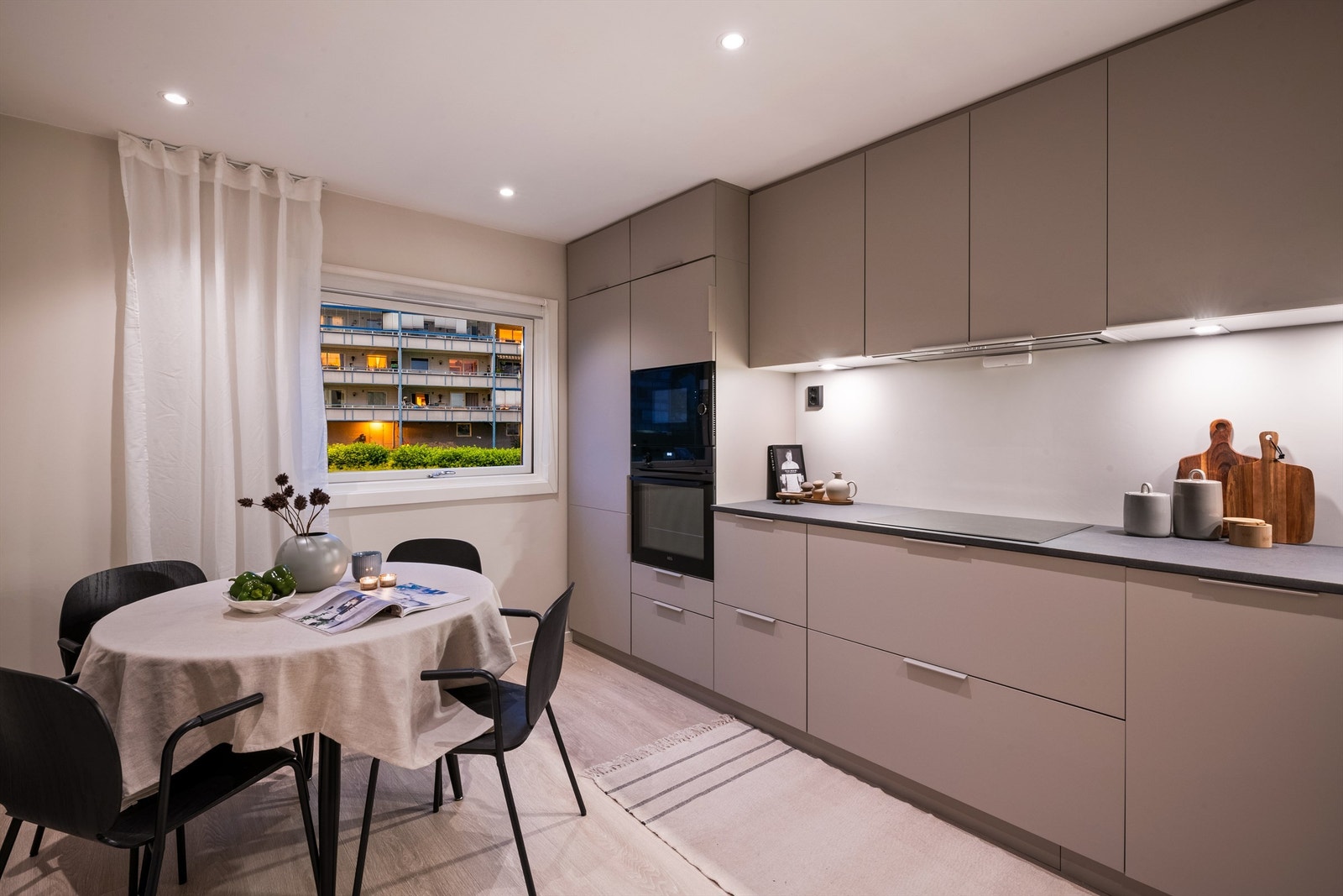 Perfekt sted å nyte frokosten i fredelige omgivelser, eller en enkel matbit på kvelden etter en lang dag. Både kjøkken, soverommene og gang er utstyrt med rikelig oppbevaringsplass, noe som gir en praktisk og funksjonell bolig hvor alt har sin plass. Galleribilde