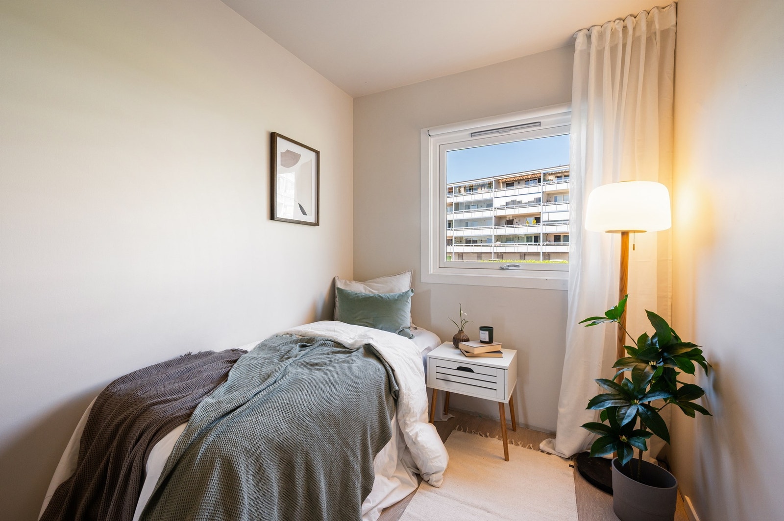 Leilighetens andre soverom er også romslig og passer ypperlig som barnerom, gjesterom eller kontor. Galleribilde