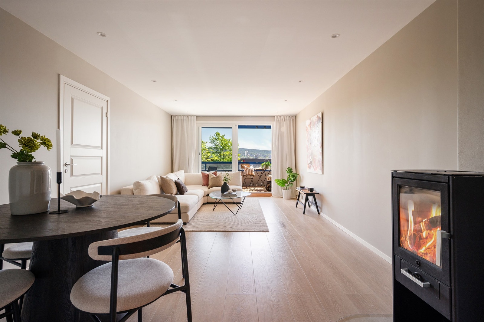 Boligen har en meget god planløsning. Stuen er av god størrelse med plass til sofa, tilhørende salongbord og TV-seksjon. Galleribilde