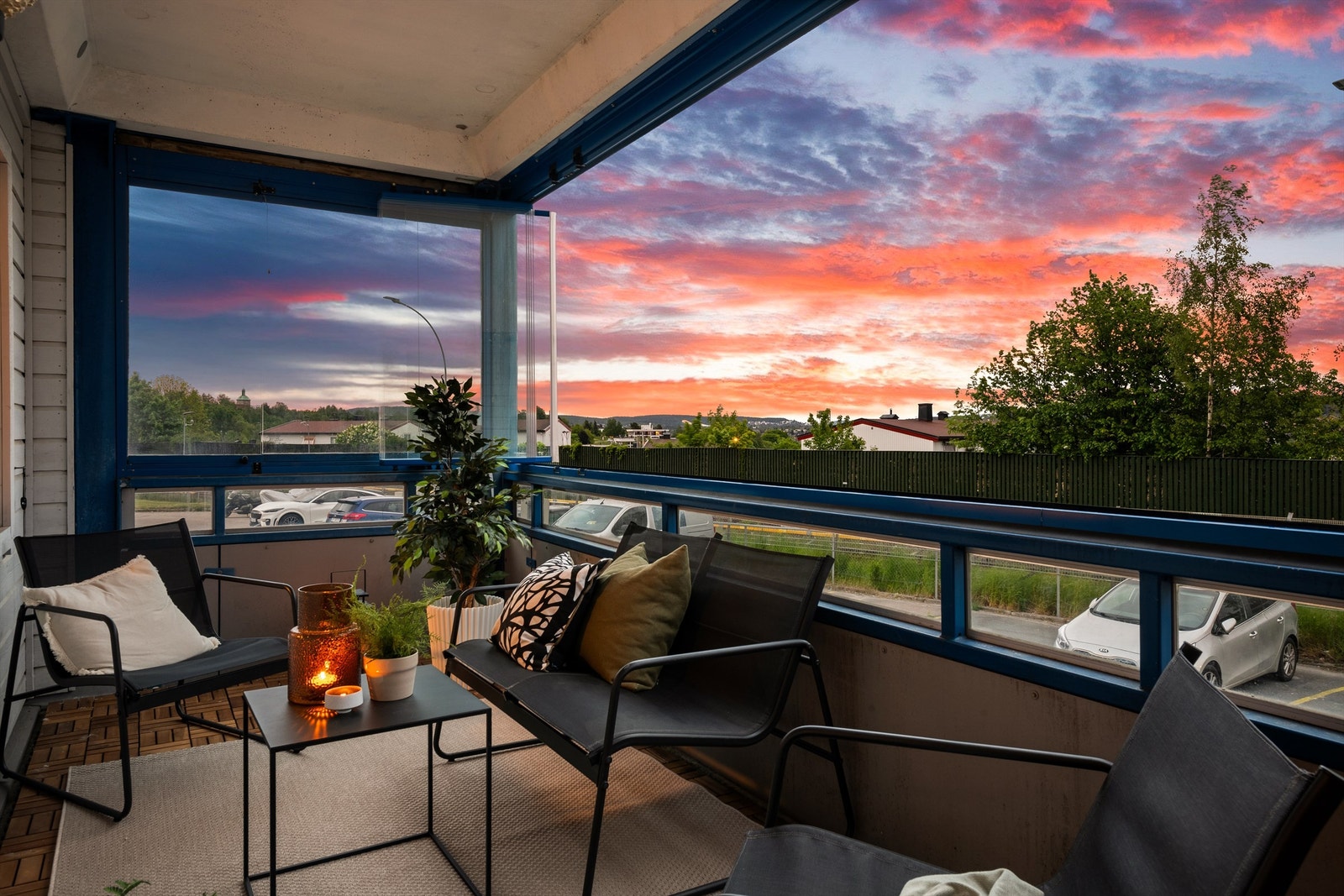 En liten oase - balkong med blomsterkasser og utemøbler gir rom for hverdagsro. Galleribilde