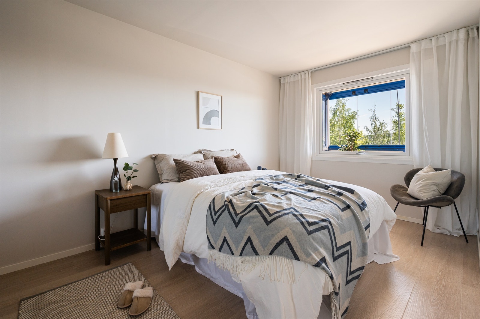 Hovedsoverommet er av god størrelse og kan enkelt innredes med både dobbeltseng og tilhørende nattbord. Galleribilde