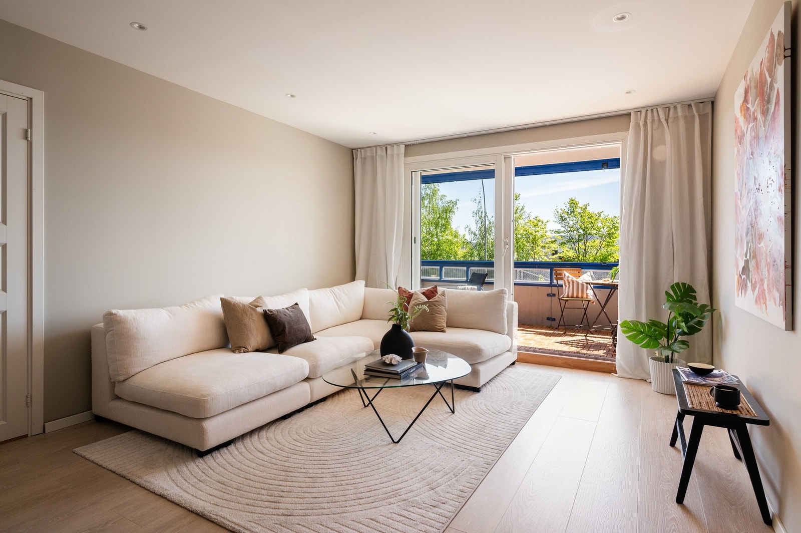 De store vindusflatene slipper inn rikelig med lys og skaper en lys og luftig atmosfære i boligen. Boligen har god standard, noe som gjenspeiler seg i TG1 på nesten alle elementer i tilstandsrapporten. Galleribilde