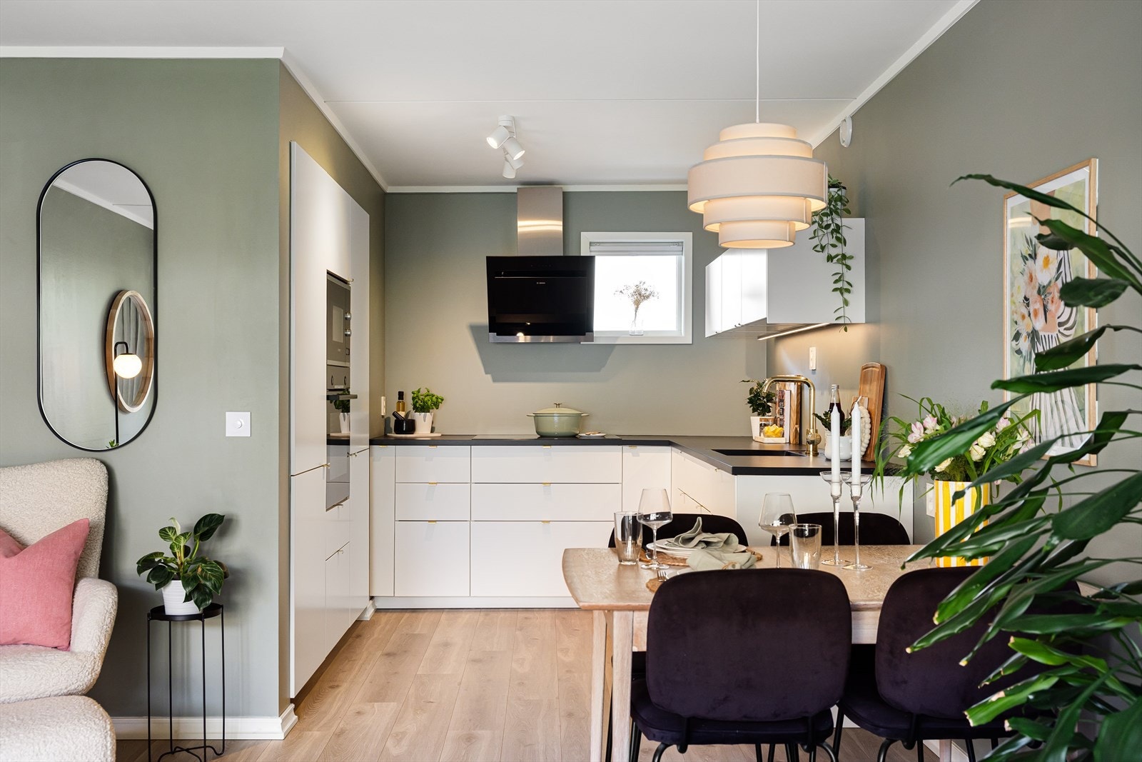 Kjøkkenet ligger i åpen løsning mot stuen, som gir en lys og sosial atmosfære. Galleribilde