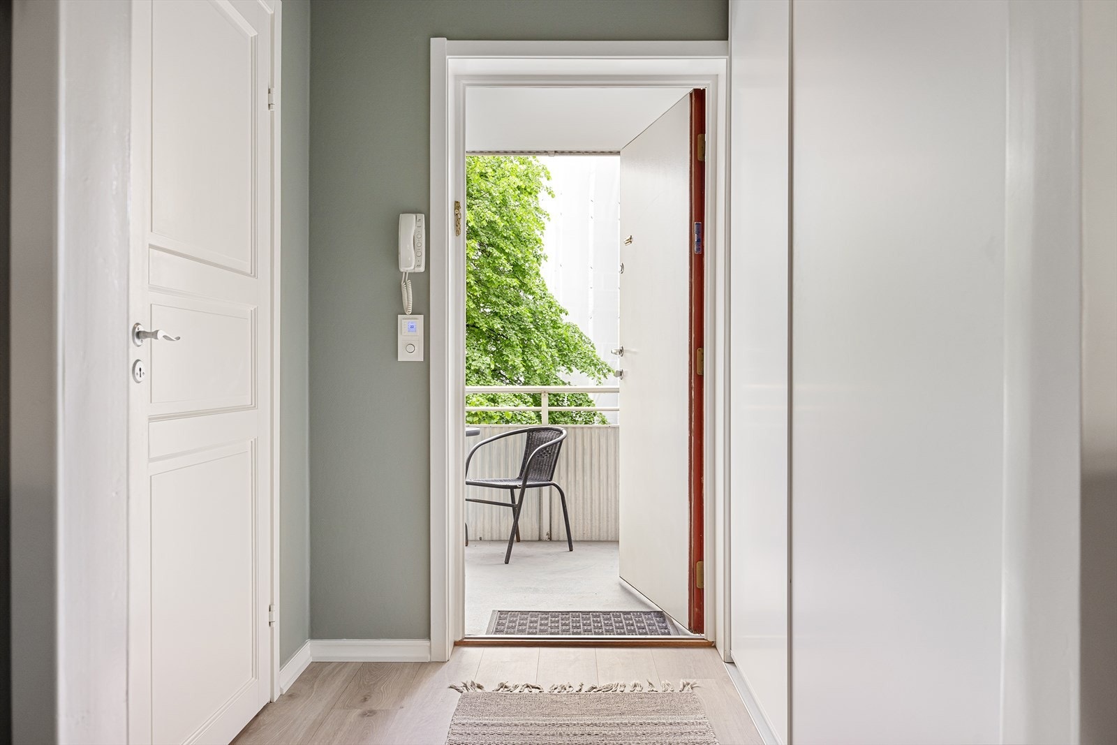 Leiligheten har en innbydende entré som skaper et umiddelbart godt førsteinntrykk. Det er god plass til oppbevaring av yttertøy i den romslige skyvedørsgarderoben. Galleribilde