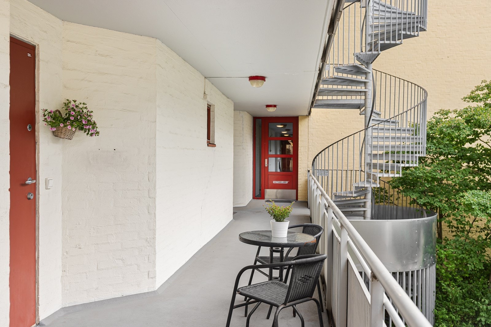 Leiligheten disponerer en kjellerbod på ca. 3,5 m², merket med 124. Sameiet tilbyr også ekstra boder til utleie for beboere, både for korttids- og langtidsleie. Galleribilde