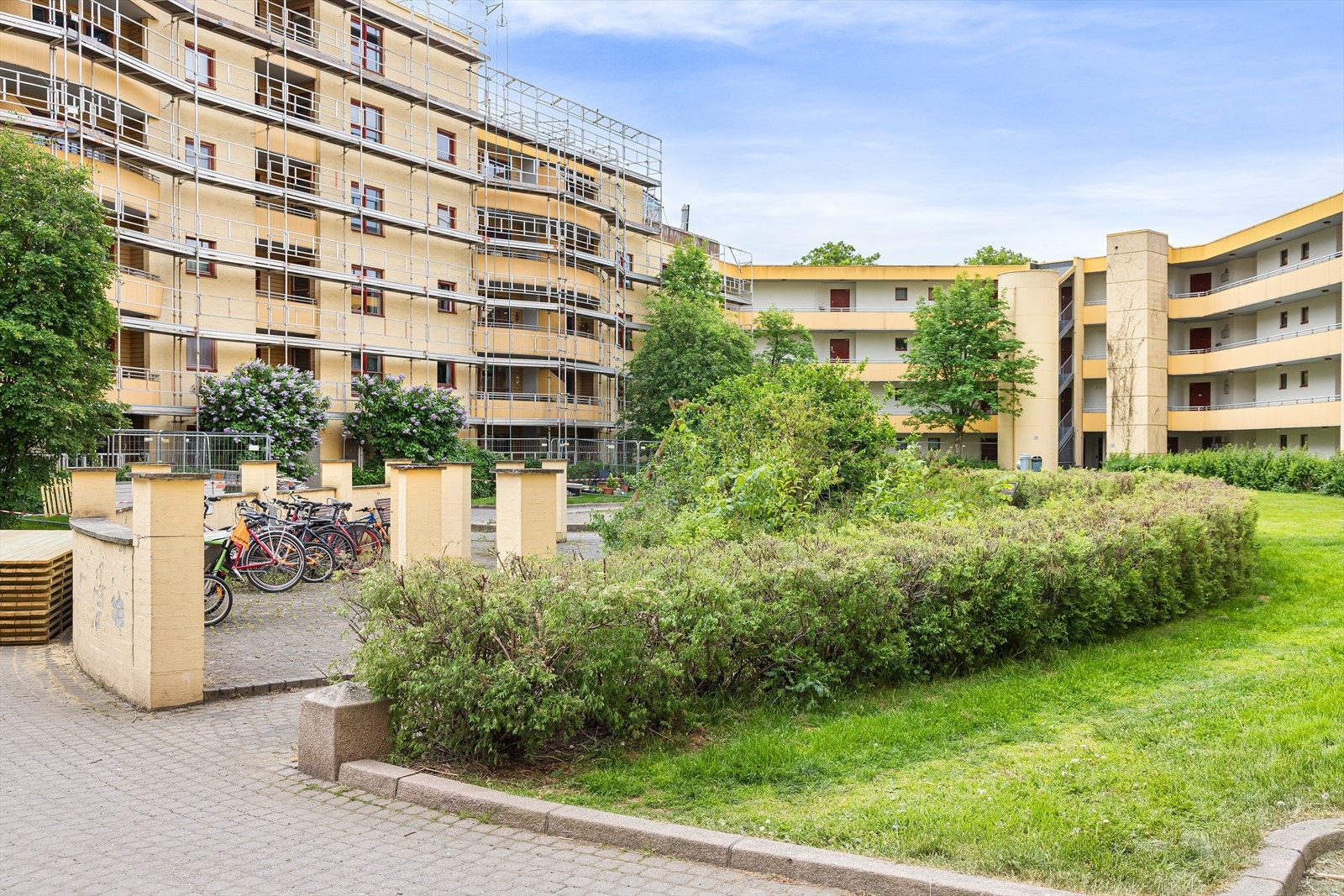 Sameiet og blokken har flere sykkelboder, blant annet rett ved inngangsdøren og i 2. etasje, like ved heisen. Galleribilde