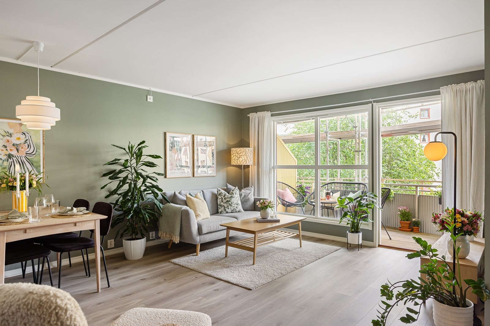 Velkommen til Jordal Terrasse 8! Dette er en innbydende 2-roms selveierleilighet i 2. etasje, sentralt plassert på Jordal - perfekt beliggende mellom Vålerenga, Ensjø og Kampen. Galleribilde