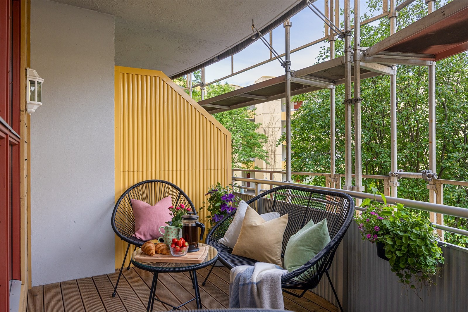 I vår- og sommerhalvåret blir balkongen en naturlig forlengelse av stuen, perfekt for hyggelige stunder med familie og venner. Her kan du enkelt skape en koselig uteoase med utemøbler, beplantning og en gassgrill. Galleribilde