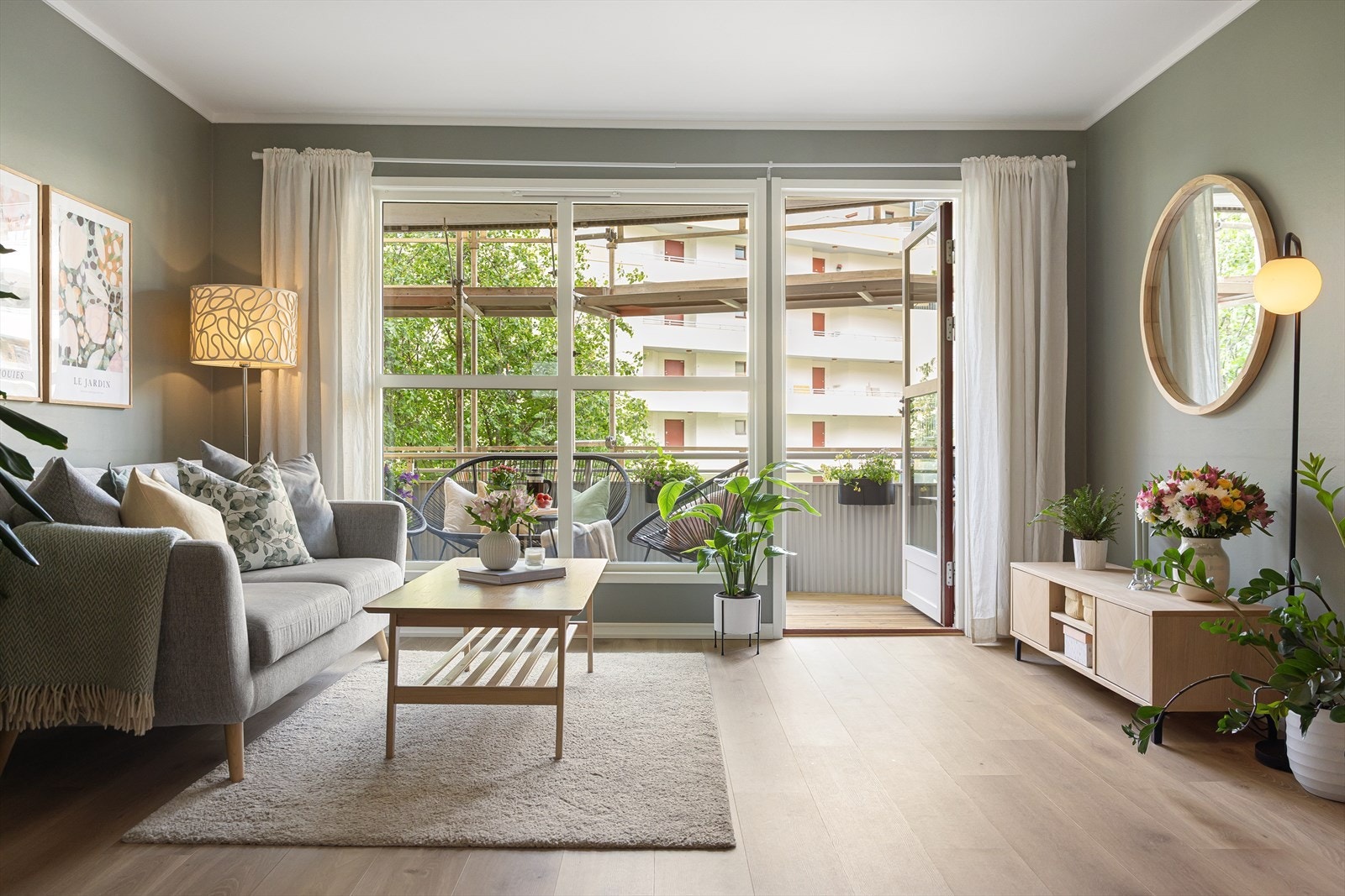 Stuen er lys og luftig med store vindusflater som sørger for rikelig med innslipp av naturlig lys. Galleribilde