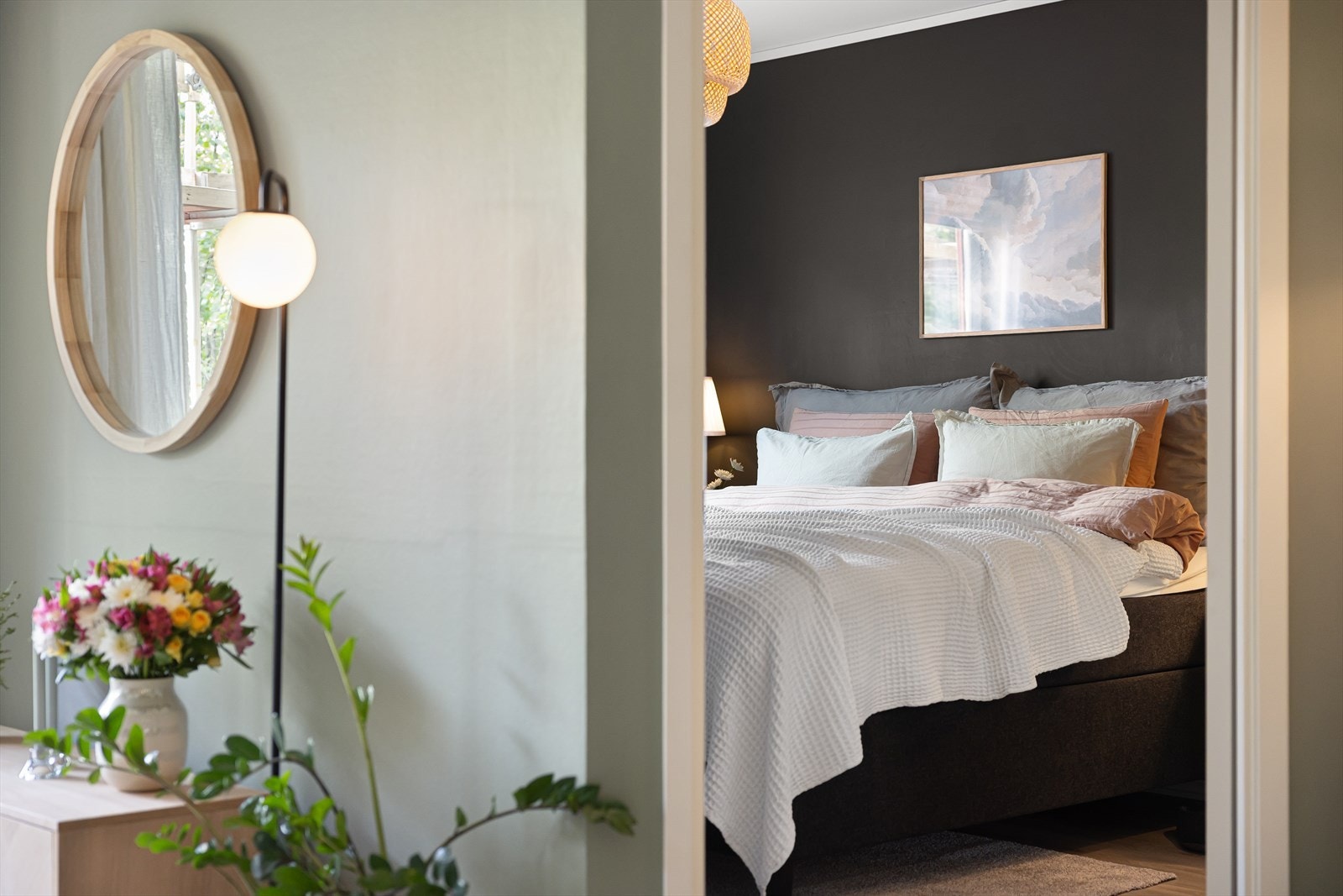 Fra stuen er det adkomst til soverommet. Galleribilde