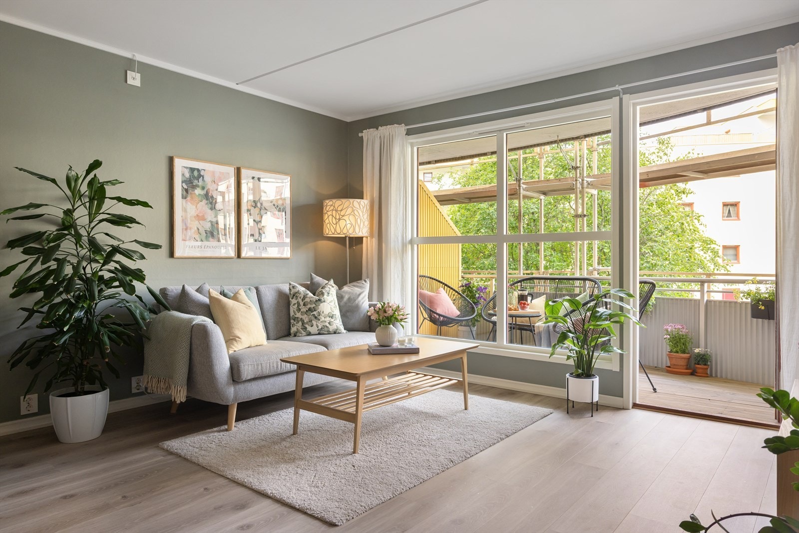 Planløsningen åpner opp for flere møbleringsmuligheter med god plass til sofagruppe, TV-møbler og spisebord med tilhørende stoler. Galleribilde