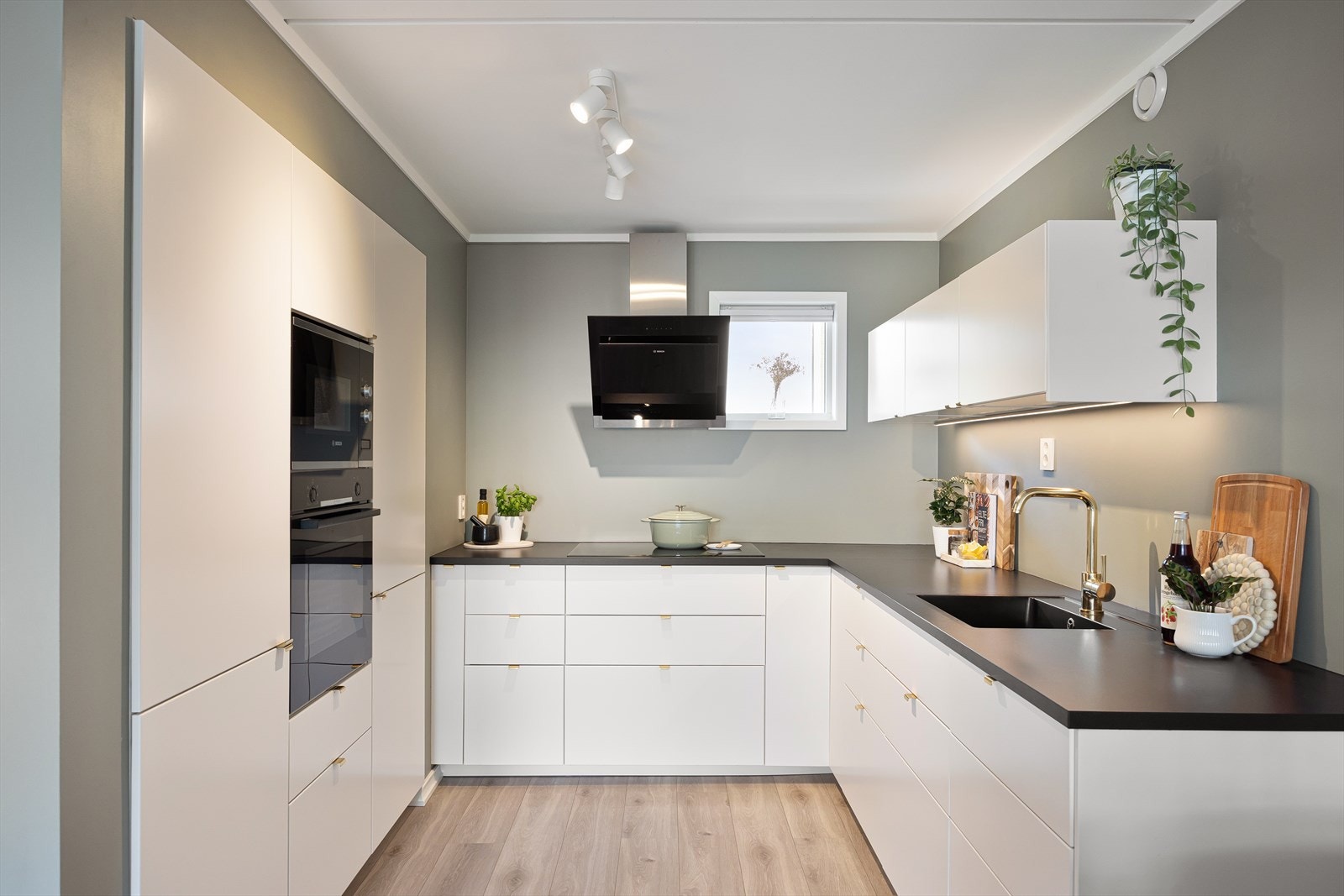 Stilrent IKEA-kjøkken fra 2019 med god benke- og oppbevaringsplass. Galleribilde