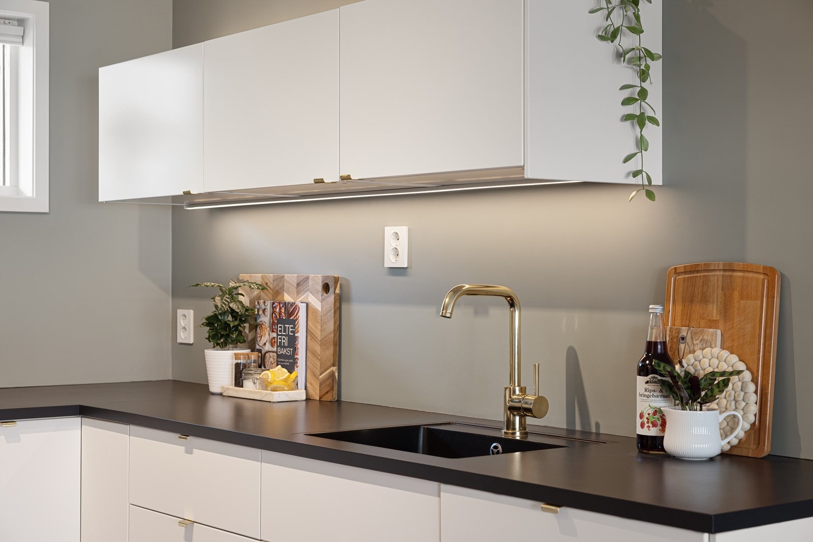 Hvitevarene er integrert og inkluderer induksjonstopp, stekeovn, mikrobølgeovn, oppvaskmaskin samt kjøle-/fryseskap. Galleribilde