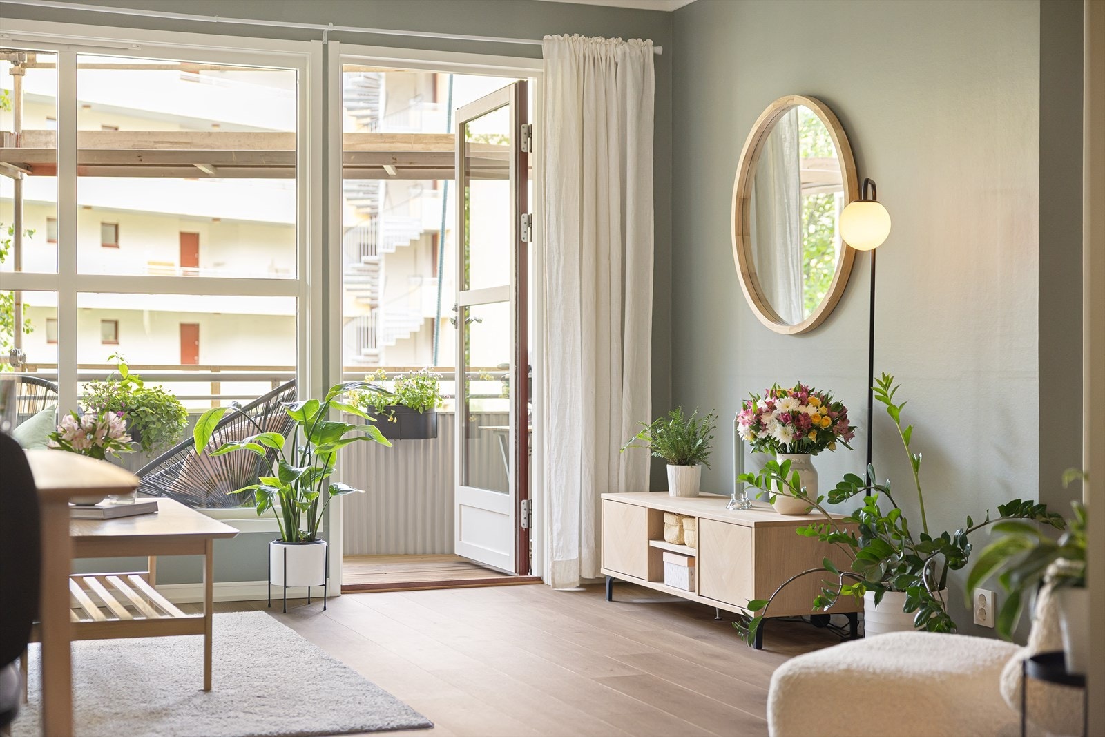 Fra stuen er det utgang til balkongen. Galleribilde