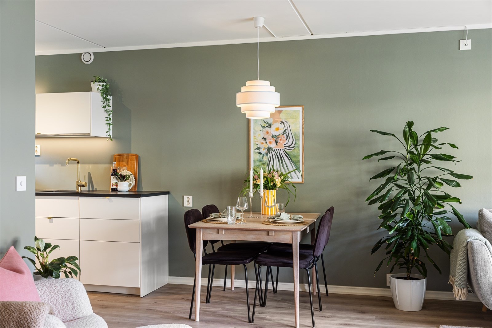 Stuen har også plass til et koselig spisebord, perfekt for hyggelige stunder med gjester. Galleribilde