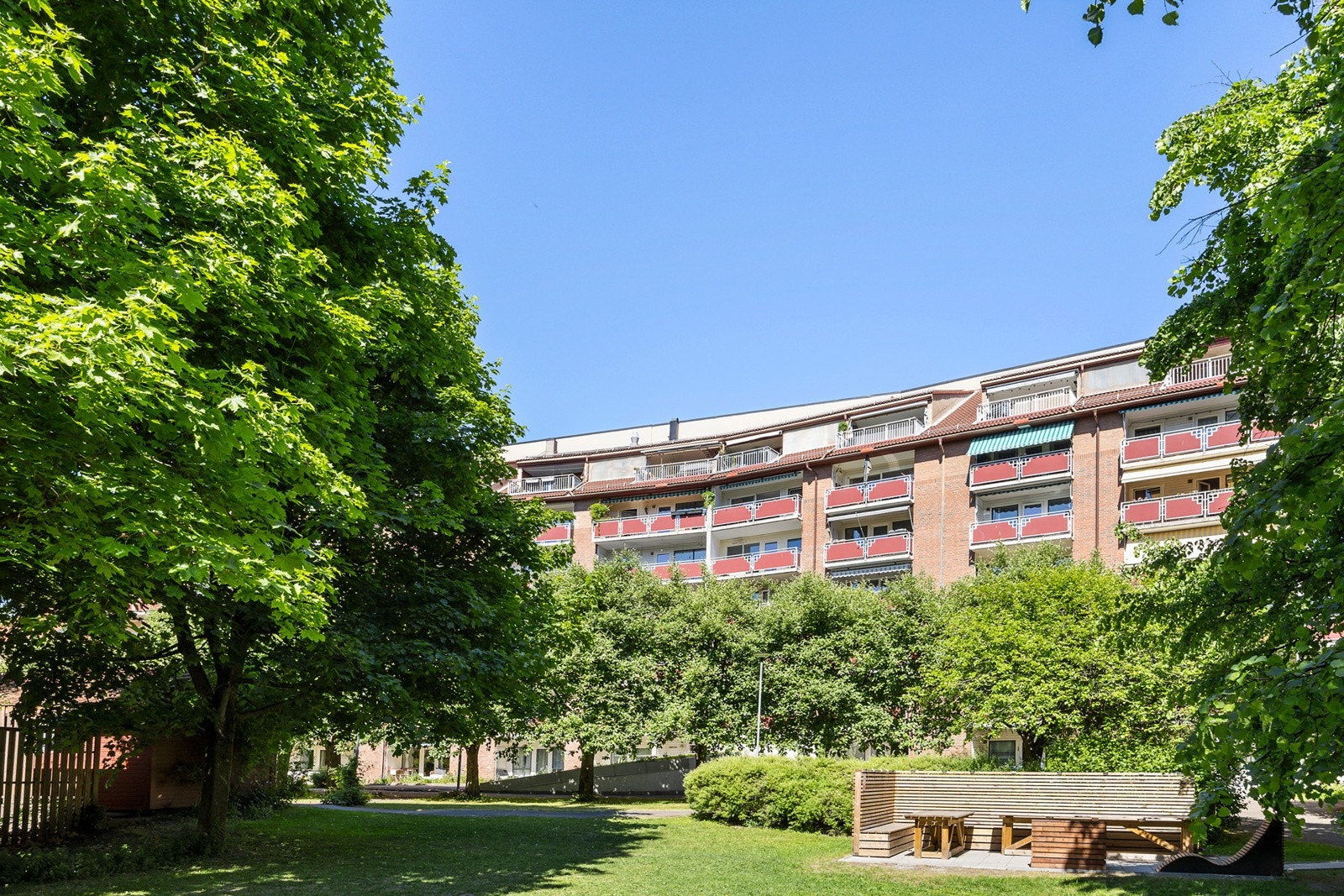 Hyggelig bakgård Galleribilde