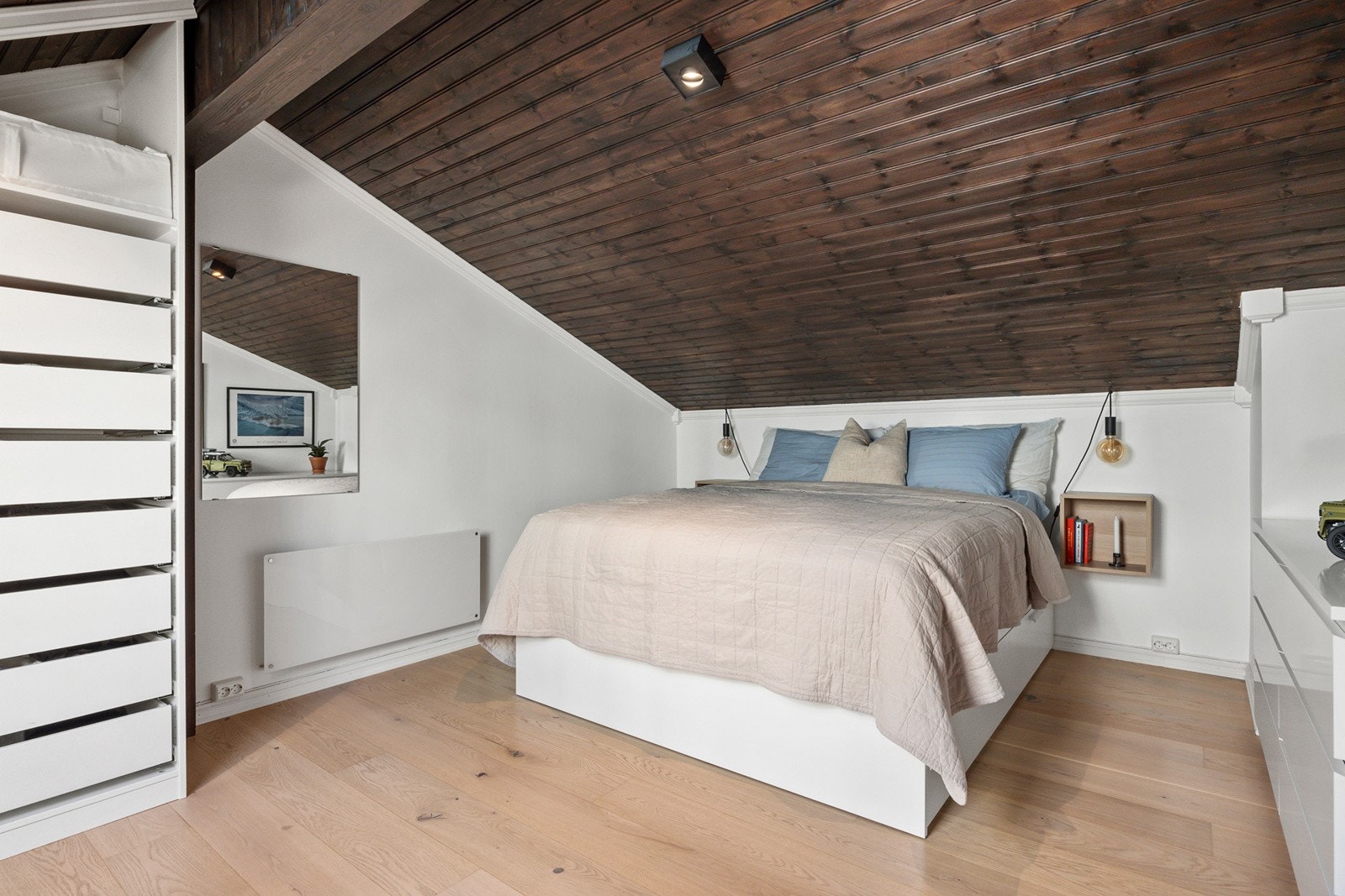 God plass til dobbeltseng og nattbord Galleribilde