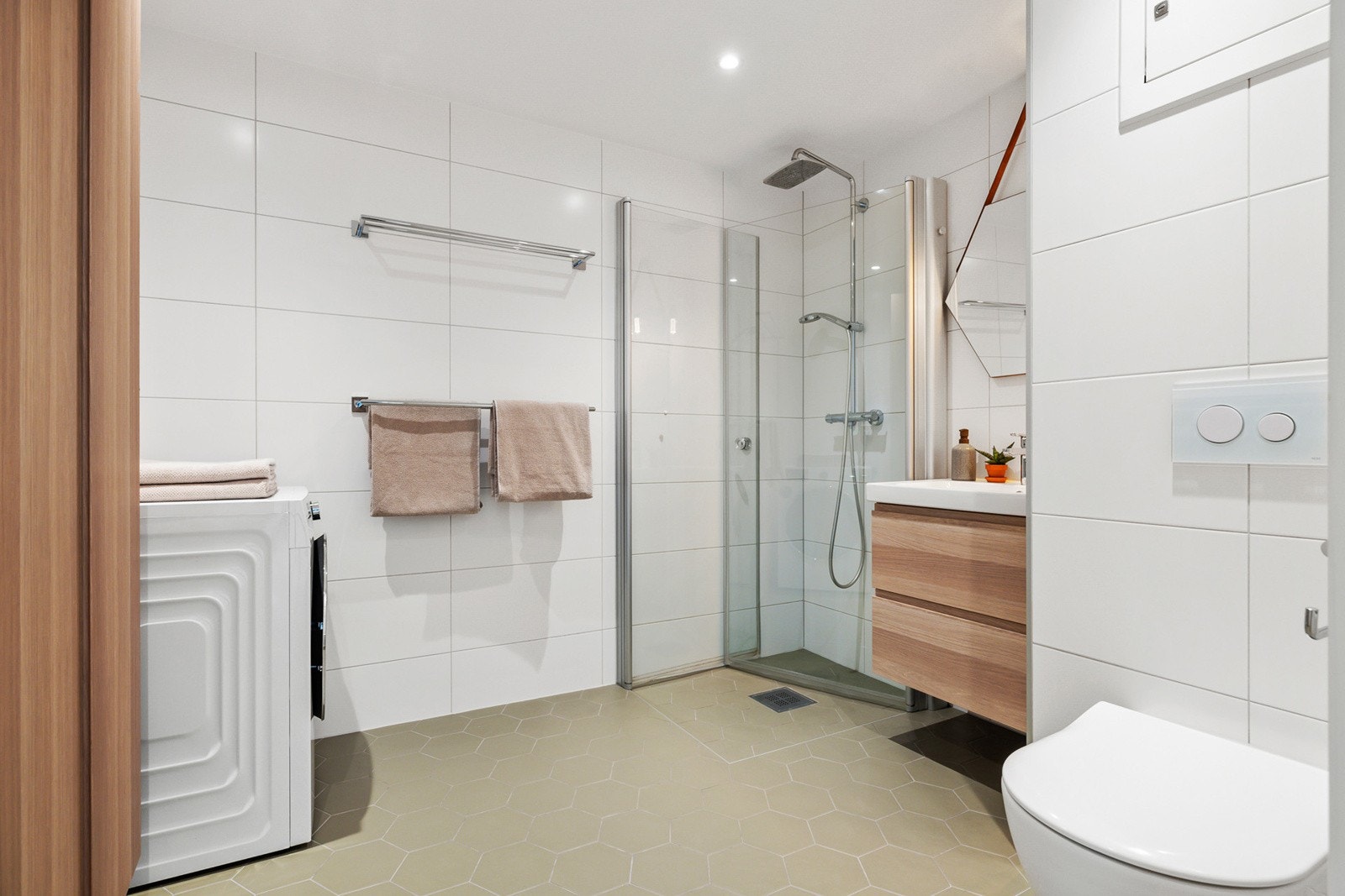 Strøkent baderom som ble totalrenovert i 2018. Badet har tidsriktige farger med lekkre fliser Galleribilde